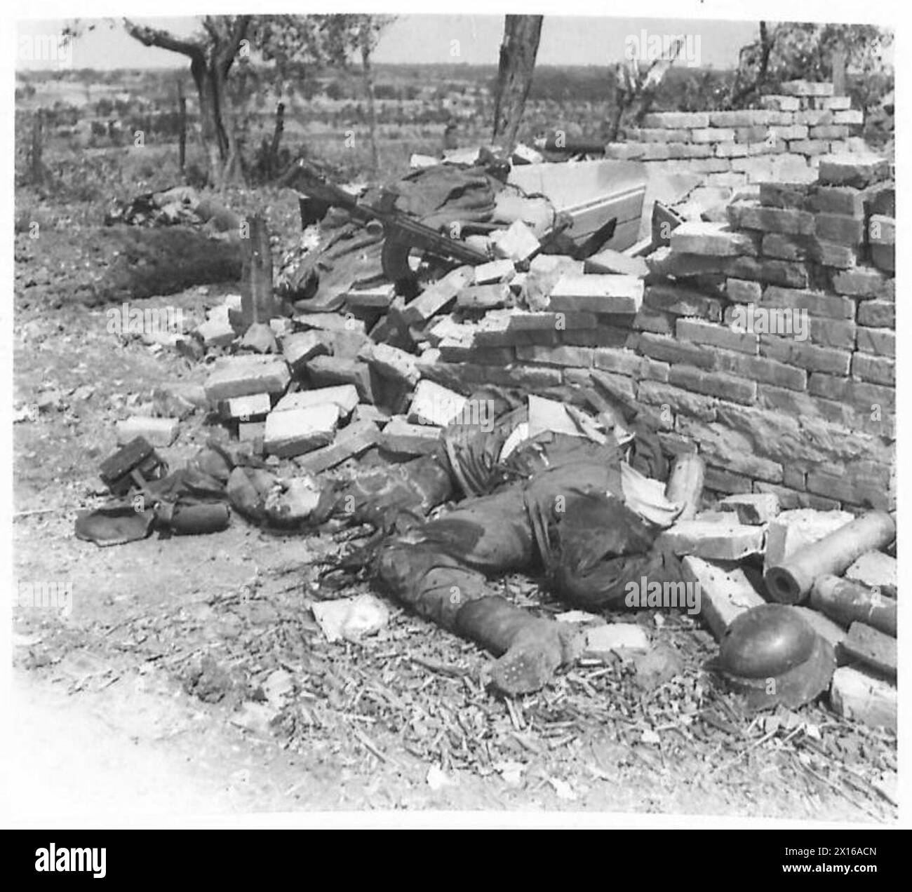 Un paracadutista fu ucciso difendendo Pucciarelli mentre il vi Battaglione, i Royal Inniskilling Fusiliers catturarono il villaggio nonostante la resistenza nemica; il villaggio si affaccia su un terreno aperto a nord e a sud e sul lago Trasimeno, British Army. Foto Stock