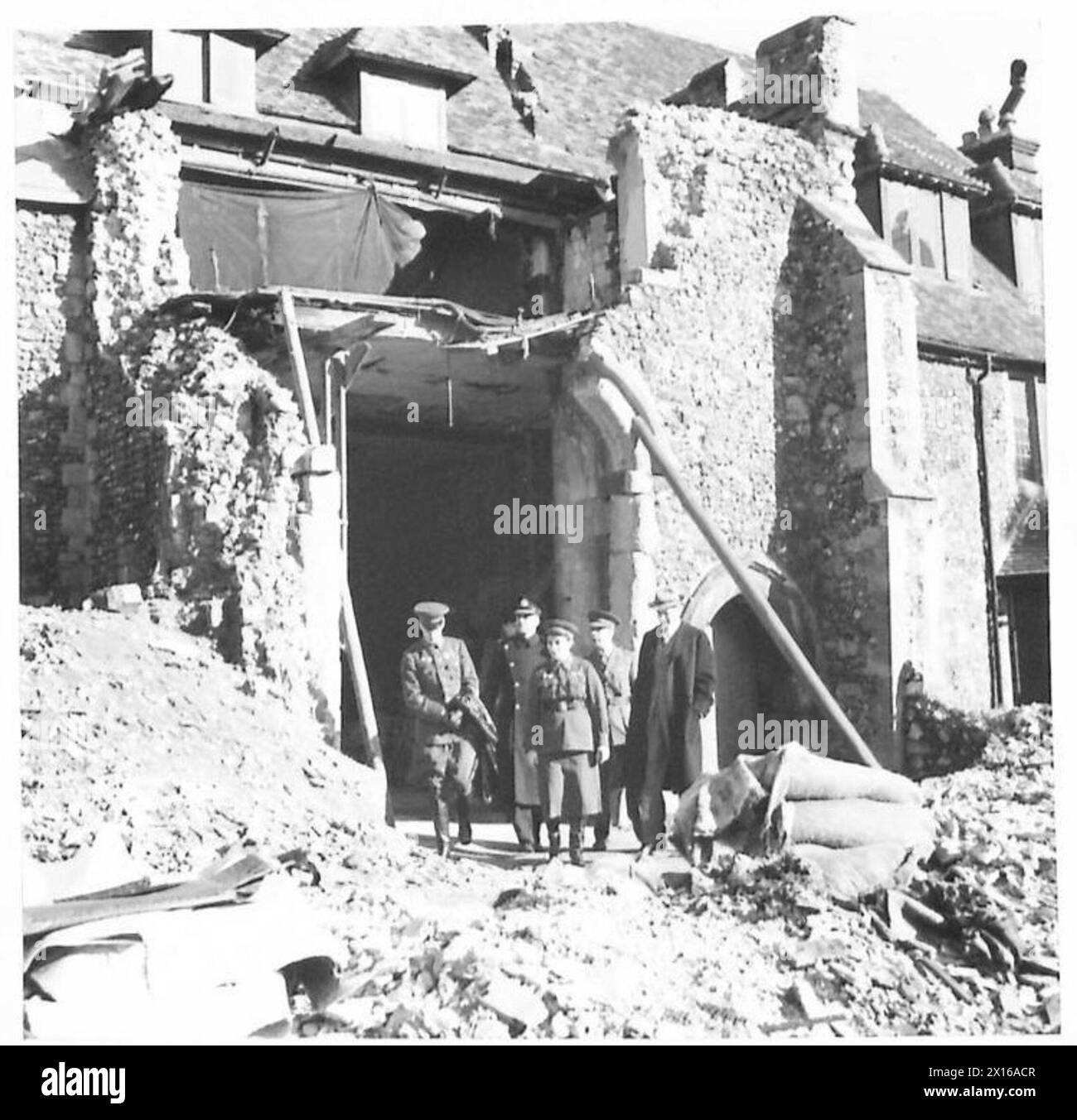 I delegati russi visitano le rovine della Casa del decano nell'area di Canterbury e dover durante l'ispezione e l'impegno diplomatico ospitati dall'esercito britannico. Foto Stock