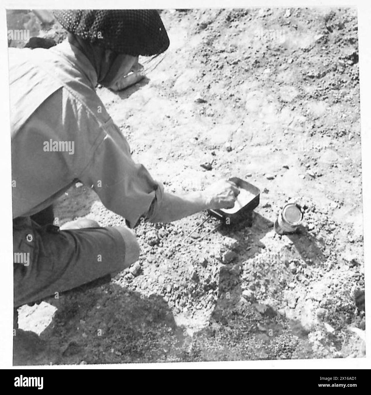 Il personale prepara e cucina i pasti in barattoli disordinati presso l'Aldershot Training Centre, utilizzando tecniche di cottura sul campo in stile deserto, British Army. Foto Stock