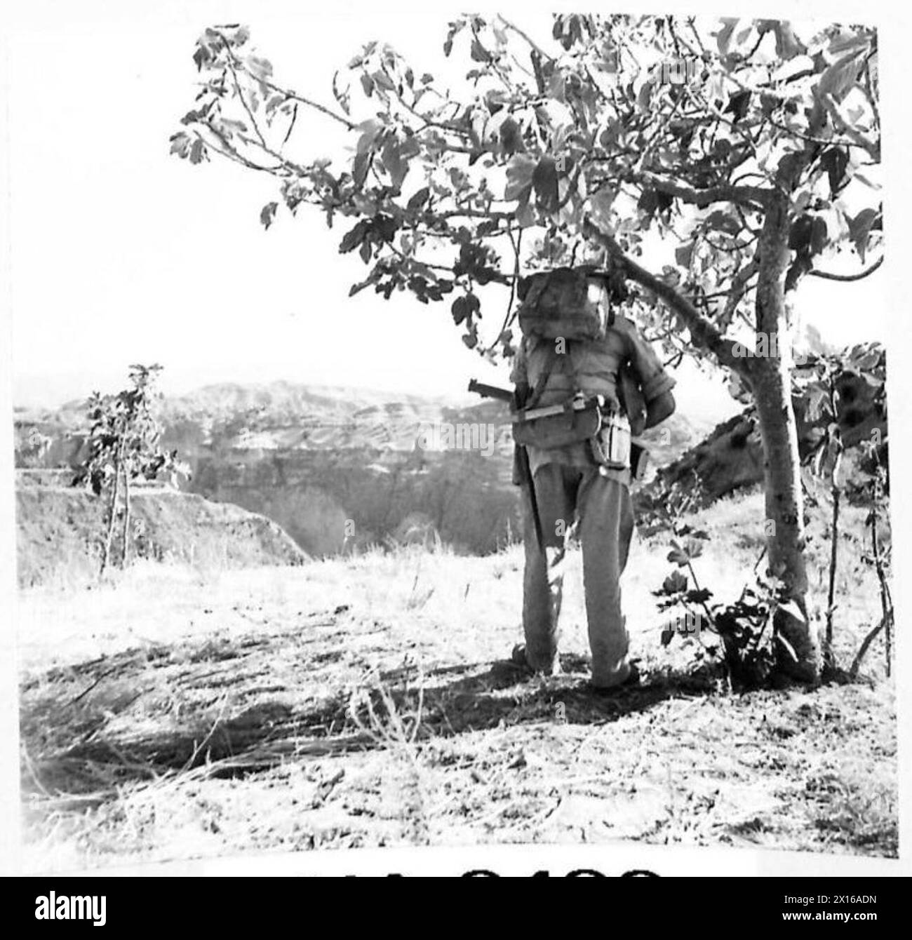 Le pattuglie del 2nd Wiltshire Regiment navigano su ripidi pendii e strette sporgenze intorno al Monte Riga, terreno impegnativo dove l'VIII Armata sta combattendo durante l'invasione dell'Italia. Foto Stock