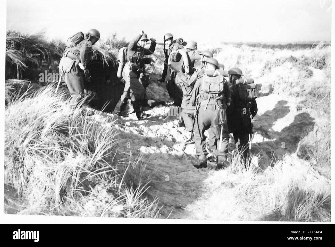 Una pattuglia delle Grenadier Guards cattura due persone "nemiche" durante esercizi di addestramento realistici nell'esercito britannico. Foto Stock