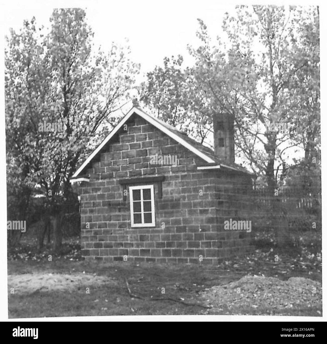 Una cabina a pilastri rettangolare è coperta e camuffata per fondersi con gli edifici della stazione ferroviaria per la difesa militare. Foto Stock