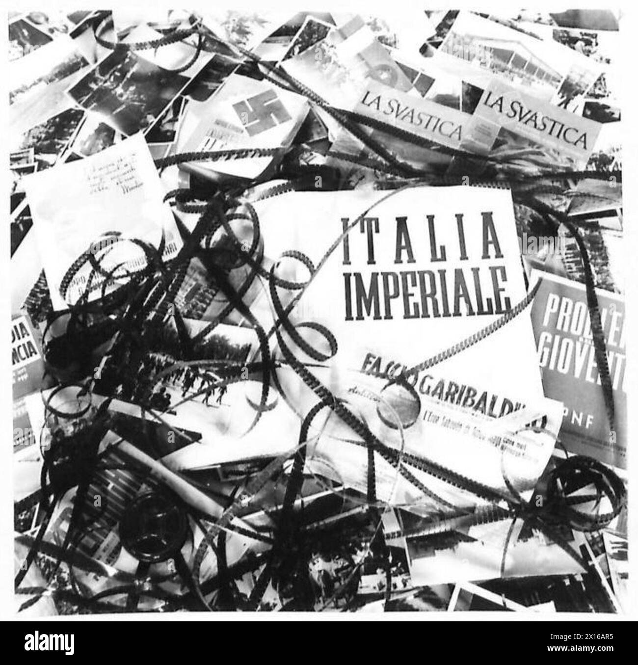 A Catania si vedono bandiere di partito delle organizzazioni fasciste sparse su piani all'interno di sale, che illustrano i resti dell'attività politica. Foto Stock