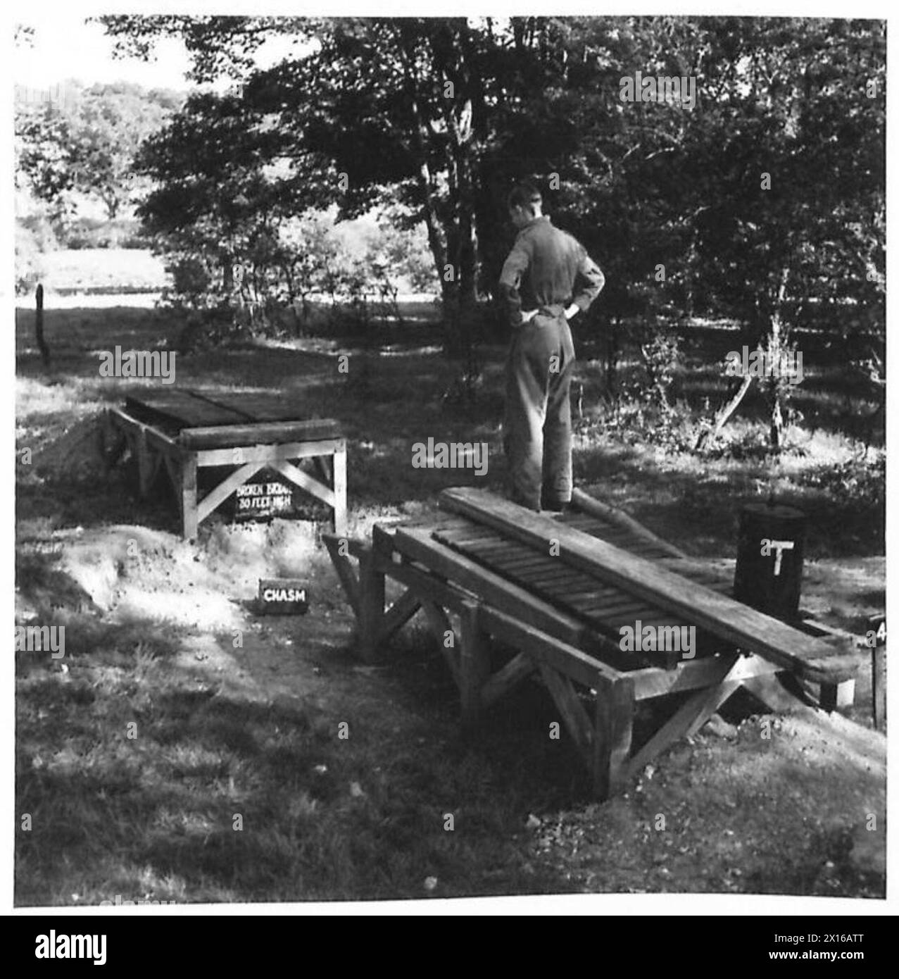 Un ponte rotto su un abisso di 30 pollici viene fotografato in ordine di procedura durante un esercizio di ostacoli individuali al n. 14 WOSB Garston, vicino a Watford. Foto Stock