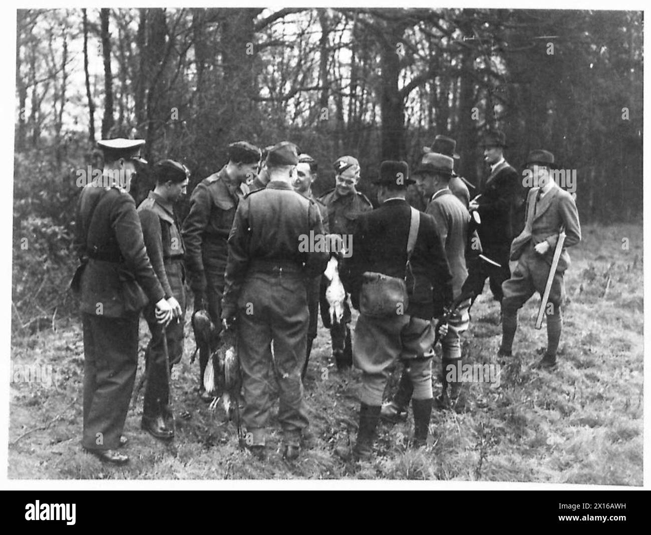 I SOLDATI SI GUADAGNANO LA CENA DI NATALE - gruppo di soldati e tiratori con la borsa del mattino dell'esercito britannico Foto Stock