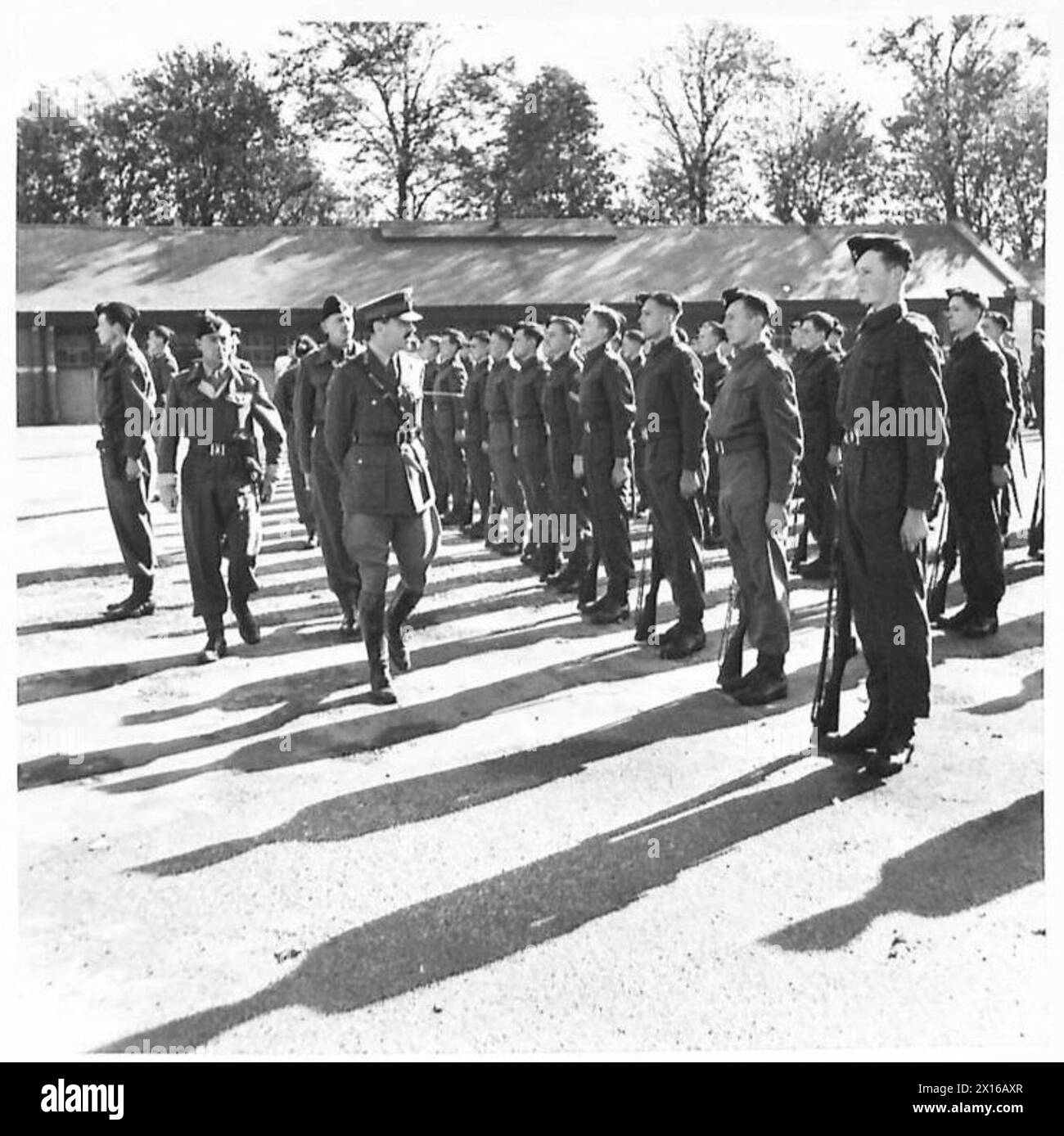 Il tenente generale Nye sta ispezionando gli uomini del suo vecchio battaglione, illustrando la leadership militare e la supervisione del reggimento. Foto Stock