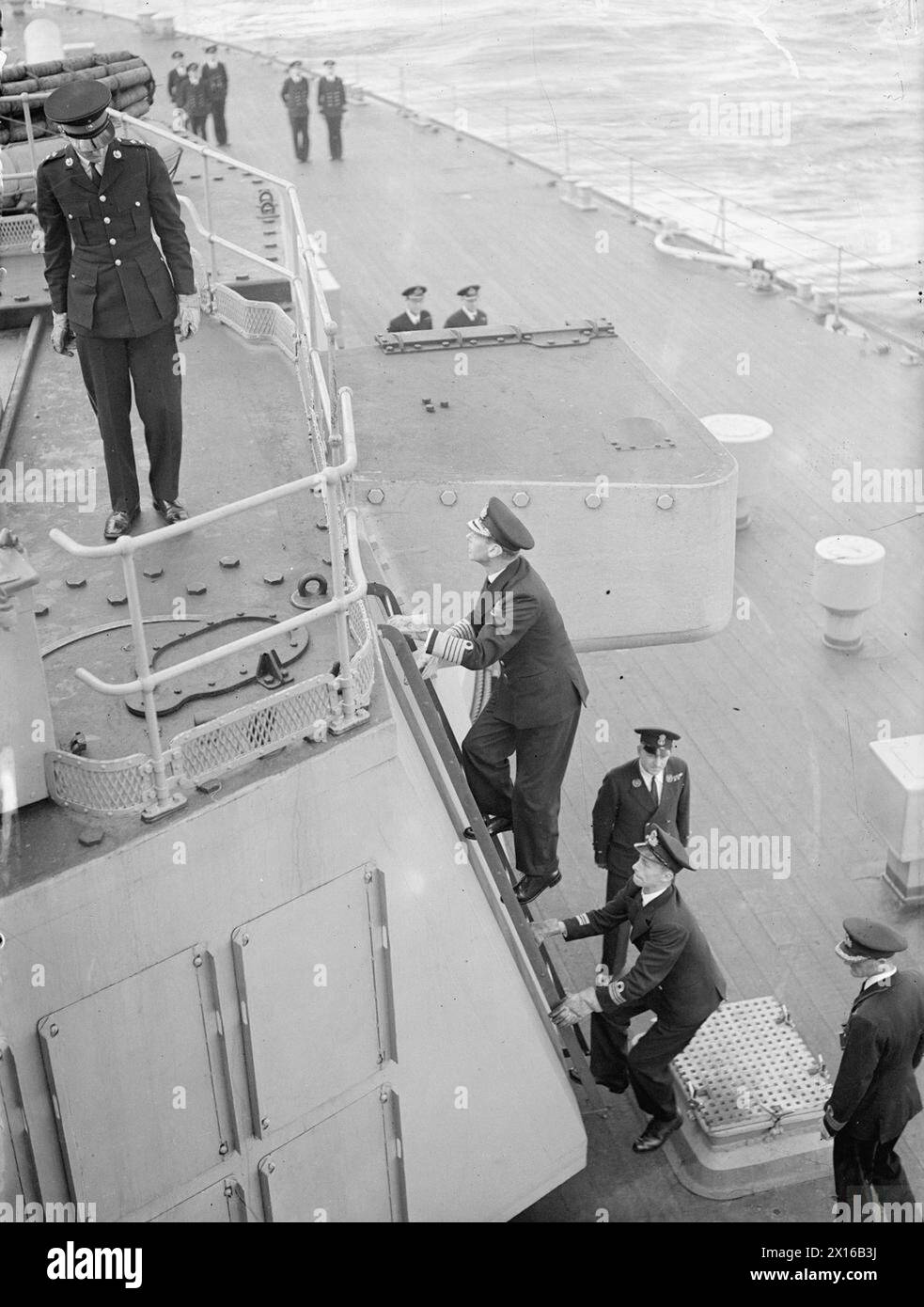 Il re visitò navi e personale della Home Fleet a Scapa Flow il 14 agosto 1943, tra cui la HMS Onslow e la nave ammiraglia HMS Duke of York, incontrando l'ammiraglio Sir Bruce Fraser Foto Stock