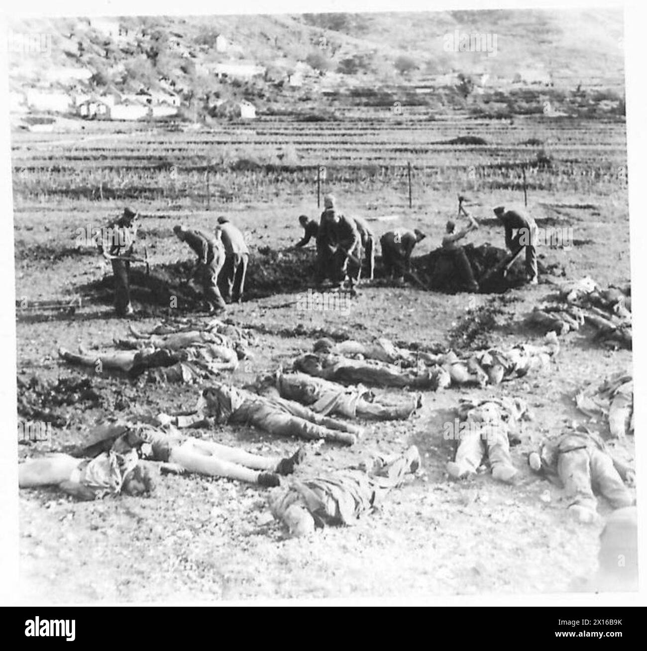 Nella battaglia per Risan, i partigiani scavano tombe per circa 60 vittime nemiche a Ledenice durante le operazioni in Jugoslavia. Foto Stock