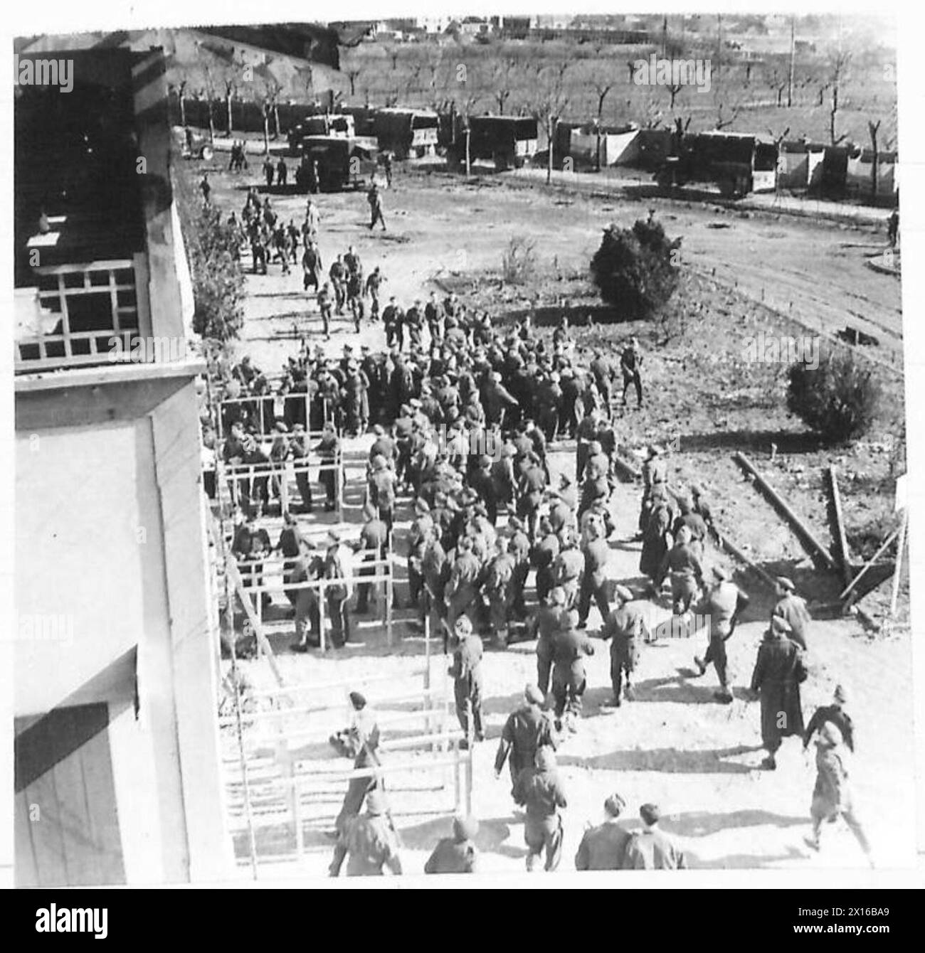 La folla partecipa a una gara dell'Eighth Army, spostandosi rapidamente verso la borsa per piazzare nuove scommesse sulle corse di cavalli organizzate dall'esercito britannico. Foto Stock