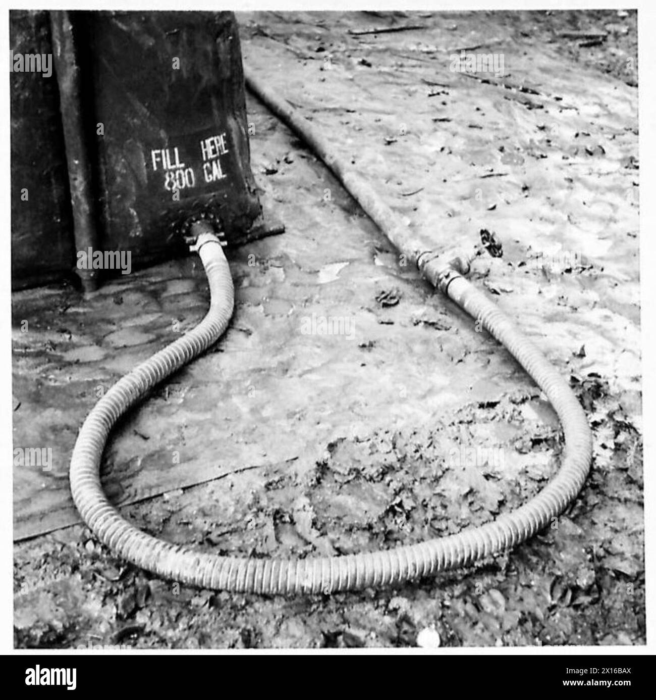 I serbatoi di benzina in tessuto sono collegati come parte dei sistemi di stoccaggio e distribuzione del carburante dell'esercito britannico per veicoli e attrezzature. Foto Stock I serbatoi di benzina in tessuto sono collegati come parte dei sistemi di stoccaggio e distribuzione del carburante dell'esercito britannico per veicoli e attrezzature. Foto Stock
