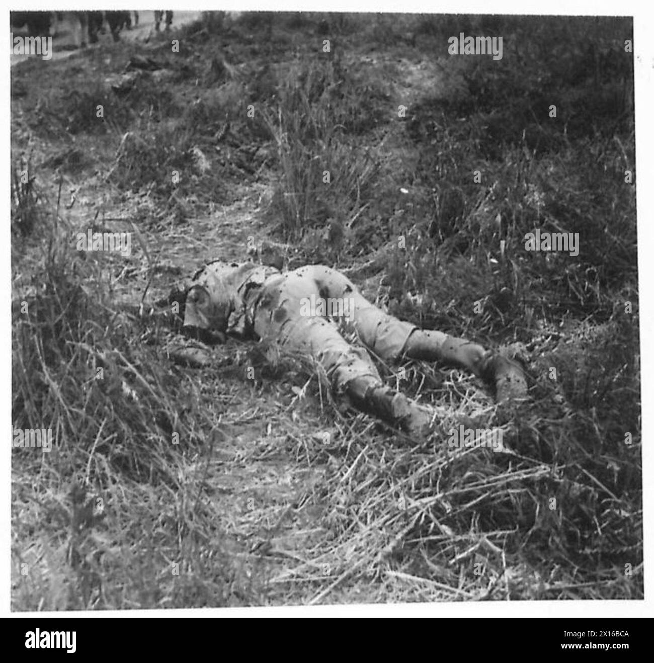 Durante l'avanzata attraverso la linea Gustav in Italia, un soldato tedesco fu ucciso in battaglia, registrato dall'esercito britannico. Foto Stock