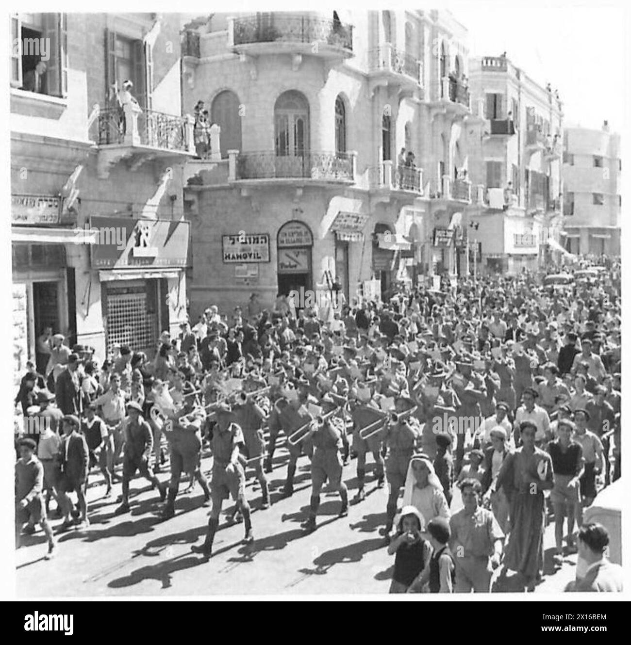 Una banda di reclutamento neozelandese suona per le strade di Gerusalemme, attirando folle locali, campagna di reclutamento dell'esercito britannico. Foto Stock