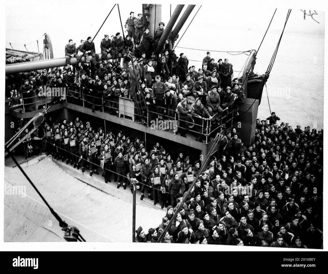 Le truppe canadesi sono ritratte a bordo di una nave in preparazione allo sbarco come parte del loro dispiegamento con l'esercito britannico. Foto Stock