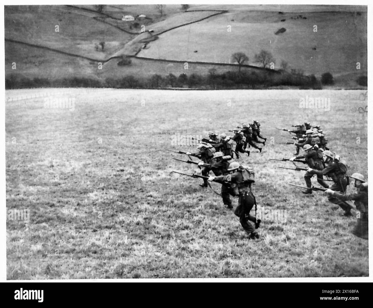 Le truppe praticano una carica di baionetta durante un'esercitazione militare nello Scottish Command. Foto Stock Le truppe praticano una carica di baionetta durante un'esercitazione militare nello Scottish Command. Foto Stock
