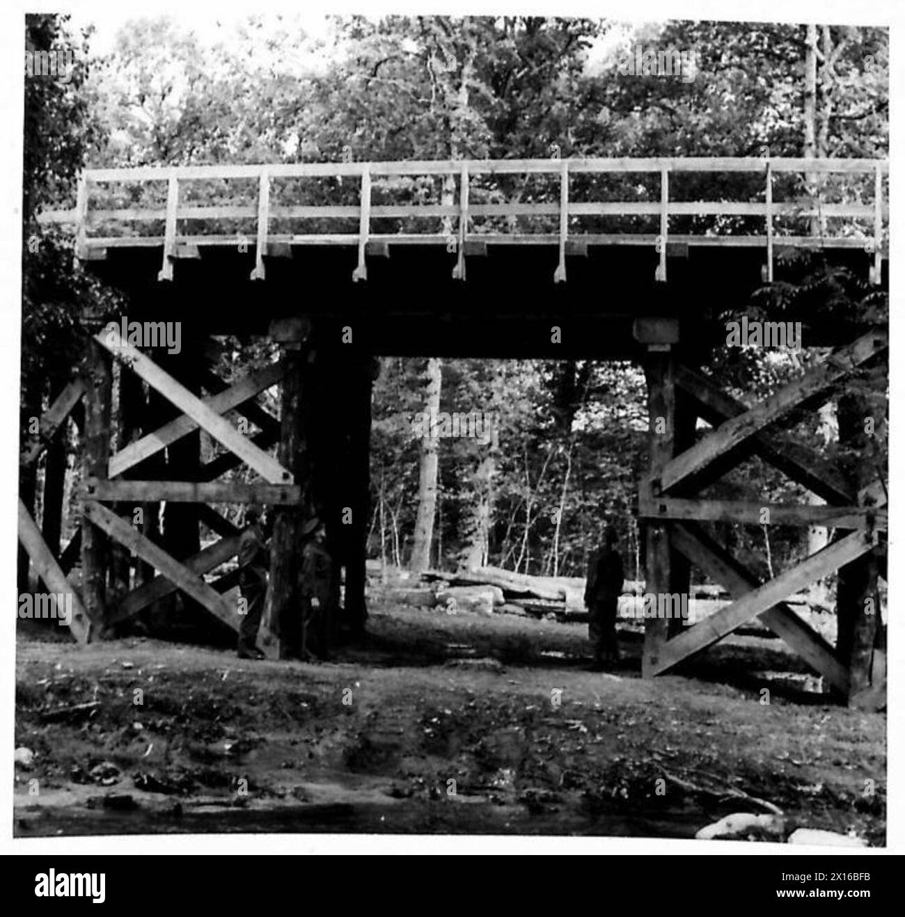 Le unità R.E. costruiscono un pesante ponte improvvisato in legno a White Myre Camp, supervisionato da ufficiali canadesi, usando legname locale per sostenere un carico di classe 70 incluso un carro armato Churchill su un trasportatore. Foto Stock