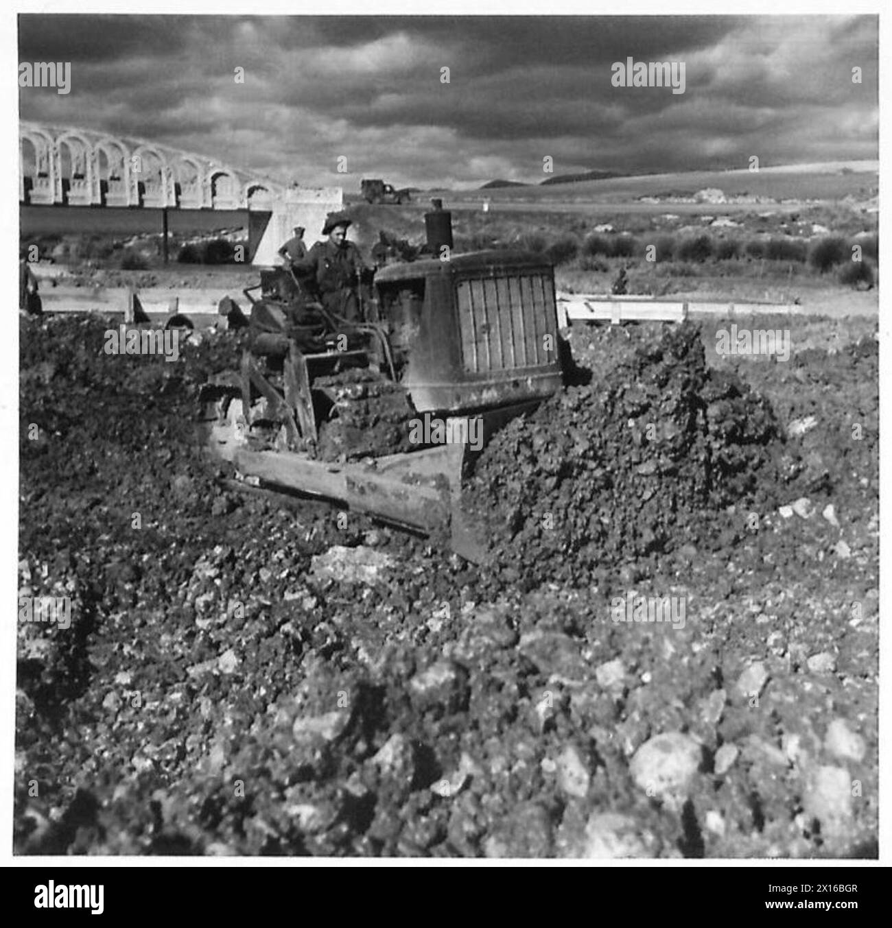 La 237th A Field Company utilizza un apripista angolare per pulire un letto di fiume, preparandosi per il rilascio controllato di acqua, illustrando le operazioni di ingegneria. Foto Stock