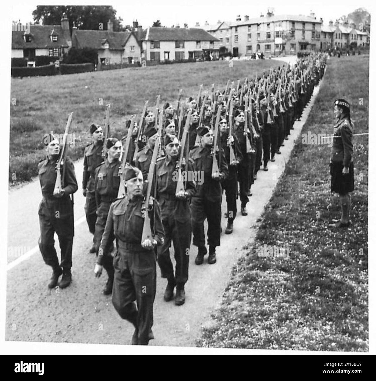 Gli uomini del Royal Berkshire Regiment marciano oltre il brigadiere K.C. Davidson, che prende il saluto durante una parata di battaglione. Foto Stock