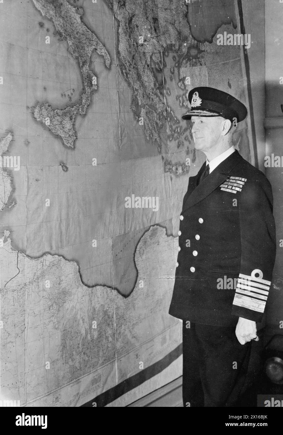 Nel marzo 1944, l'ammiraglio della flotta Sir Andrew Browne Cunningham, First Sea Lord e Capo di Stato maggiore della Marina, fu raffigurato nel suo ufficio presso l'Ammiragliato. Foto Stock