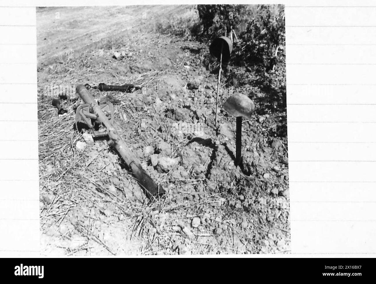 L'ESERCITO BRITANNICO IN NORD AFRICA, SICILIA, ITALIA, BALCANI E AUSTRIA 1942-1946 - la versione tedesca del cannone americano Basooka, e le tombe di due tedeschi morti senza sparare un colpo da quest'arma British Army Foto Stock