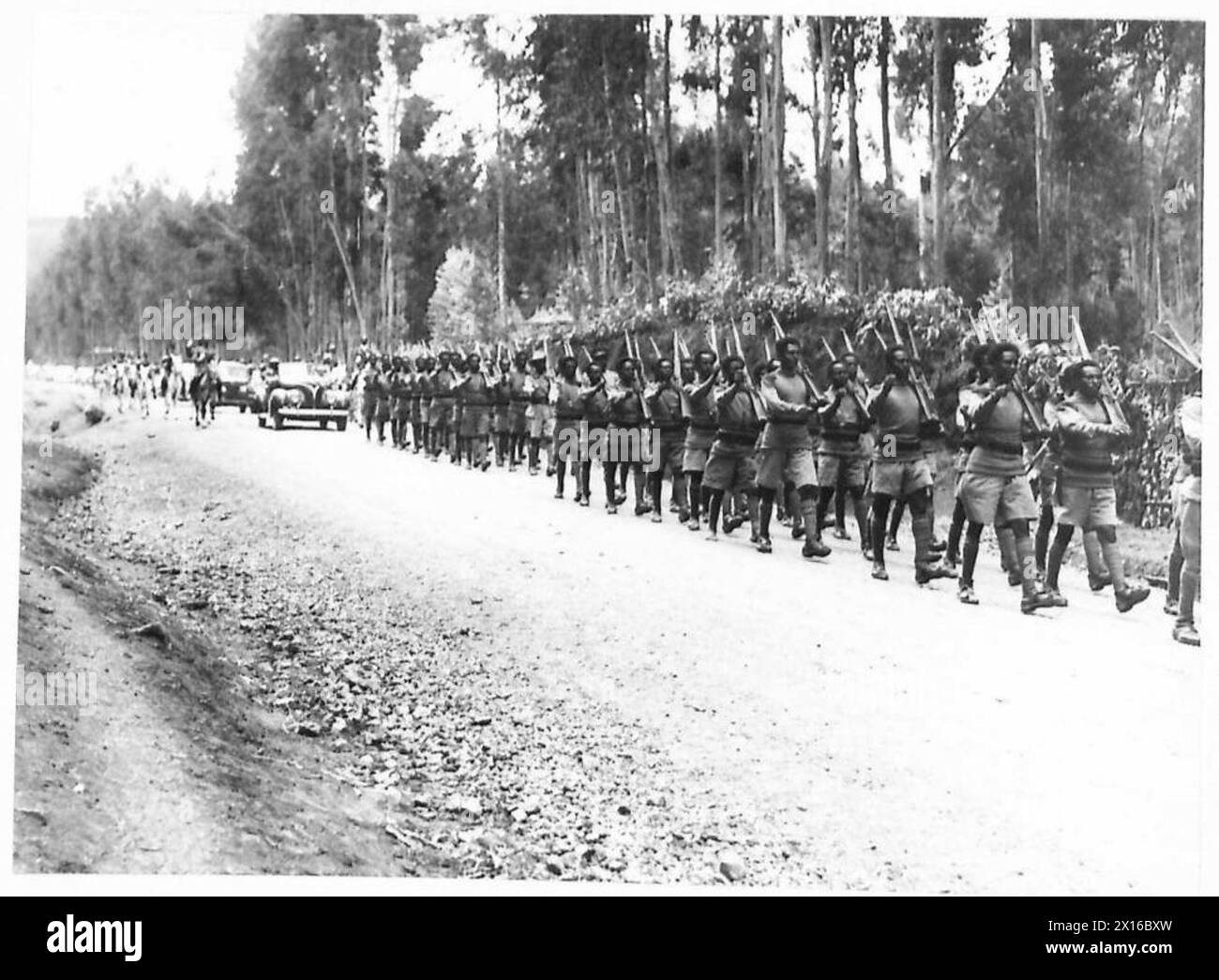 Haile Selassie entra ad Addis Abeba, con la processione che si avvicina alla capitale. Foto Stock