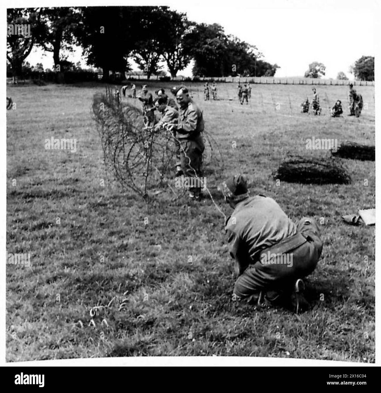 Il personale della Royal Air Force posò un filo di Dannert a tripla concertina e installò un filo di addestramento su entrambe le bobine come parte dei preparativi difensivi. Foto Stock