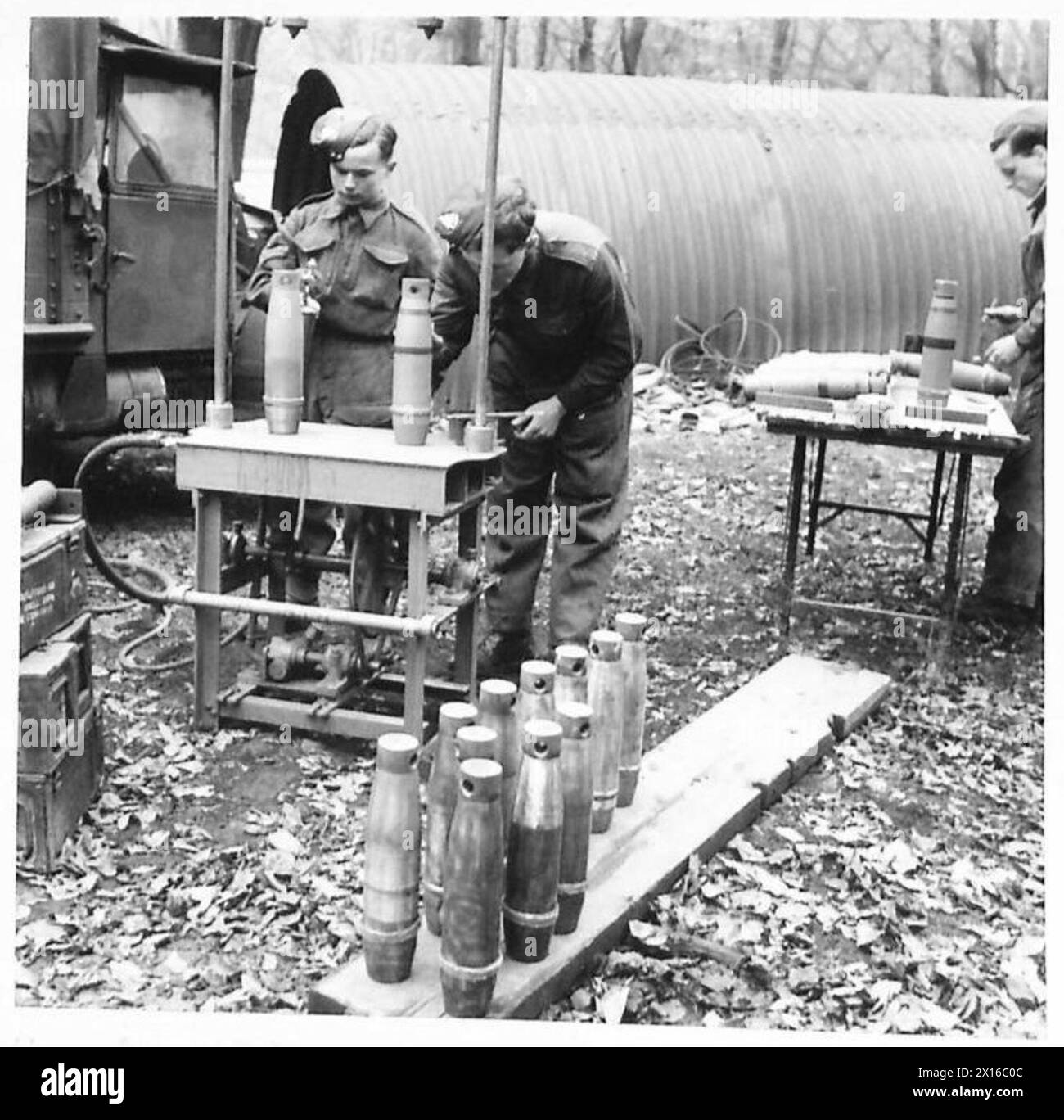 I proiettili vengono ricodificati su una piattaforma girevole presso il centro di riparazione delle munizioni per essere pronti all'uso. Foto Stock I proiettili vengono ricodificati su una piattaforma girevole presso il centro di riparazione delle munizioni per essere pronti all'uso. Foto Stock