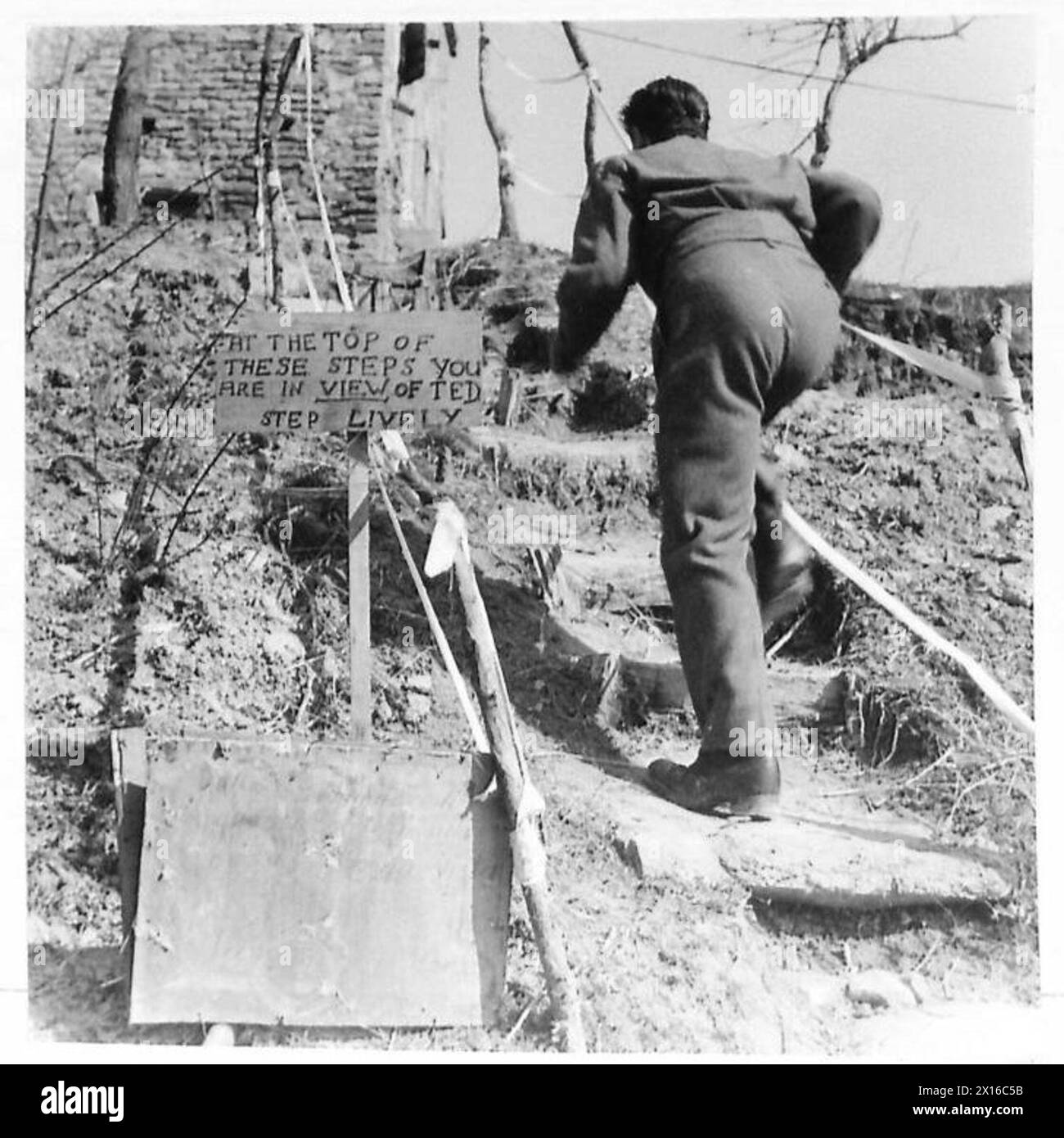 Il battaglione italiano grado della 1 Company prese il controllo di un settore di prima linea dai 16/5 Lancieri della 6th British Armoured Division, scoprendo un avviso in un posto di osservazione in fattoria, tradotto in italiano. Foto Stock