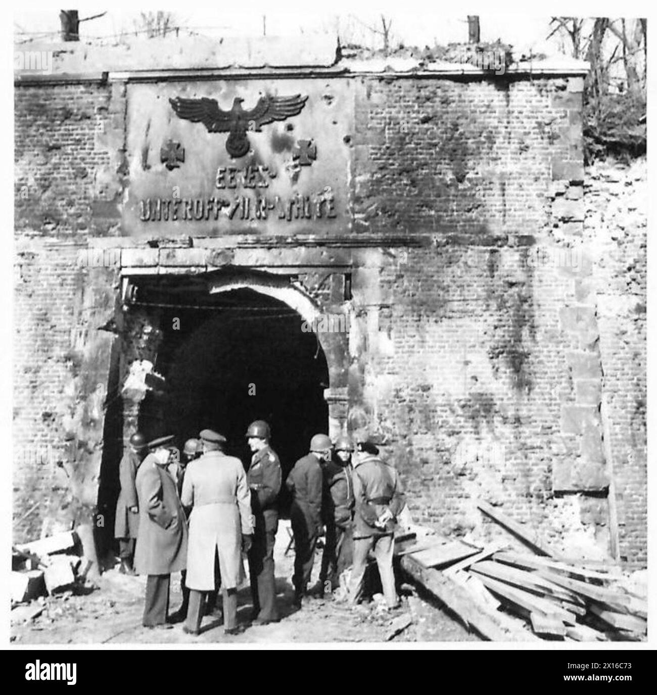 Il primo ministro e il partito discutono di questioni militari nella fortezza della Cittadella di Julich mentre visitavano il fronte occidentale sotto le operazioni dell'esercito britannico del 21st Army Group. Foto Stock