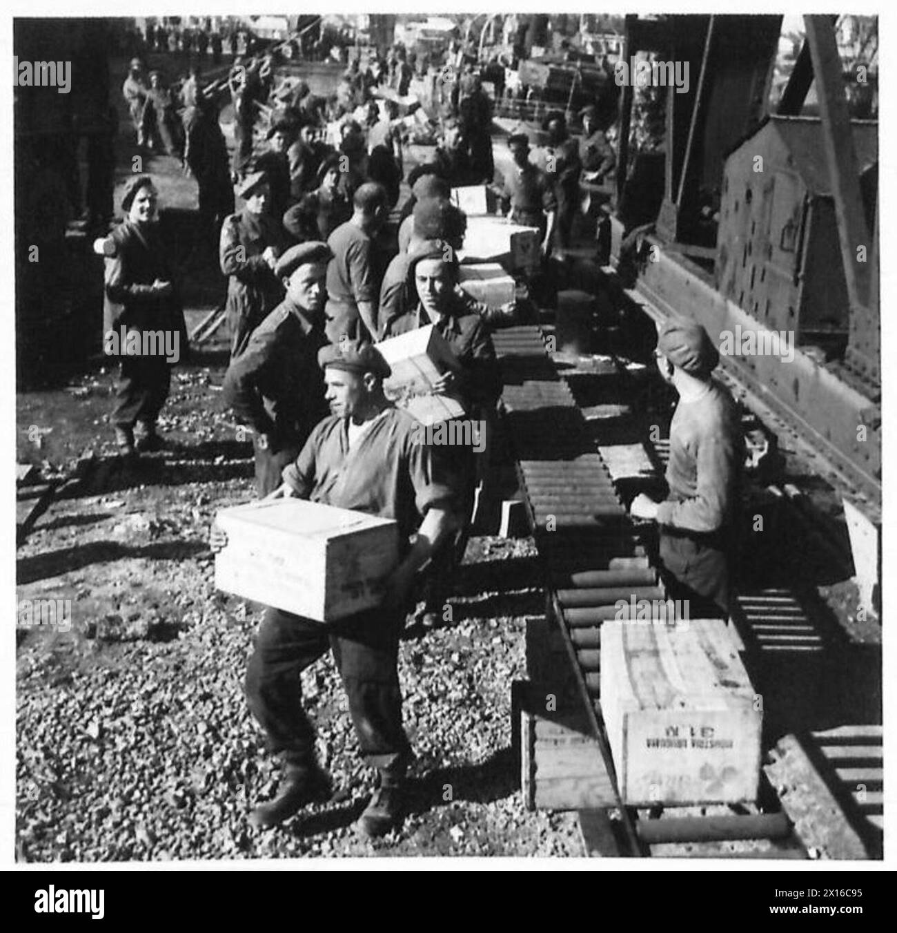 Il personale RASC di Dieppe spinge le scatole lungo i rulli fino a un punto di impilamento presso il molo del bacino di Parigi per le operazioni logistiche. Foto Stock