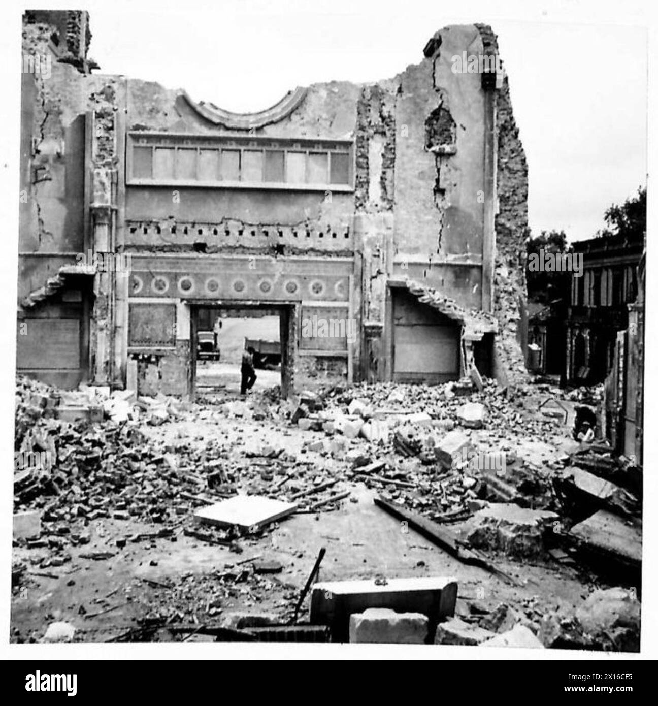 Vista interna della Ruined Guards' Chapel a Wellington Barracks, guardando verso l'ingresso principale. Foto Stock