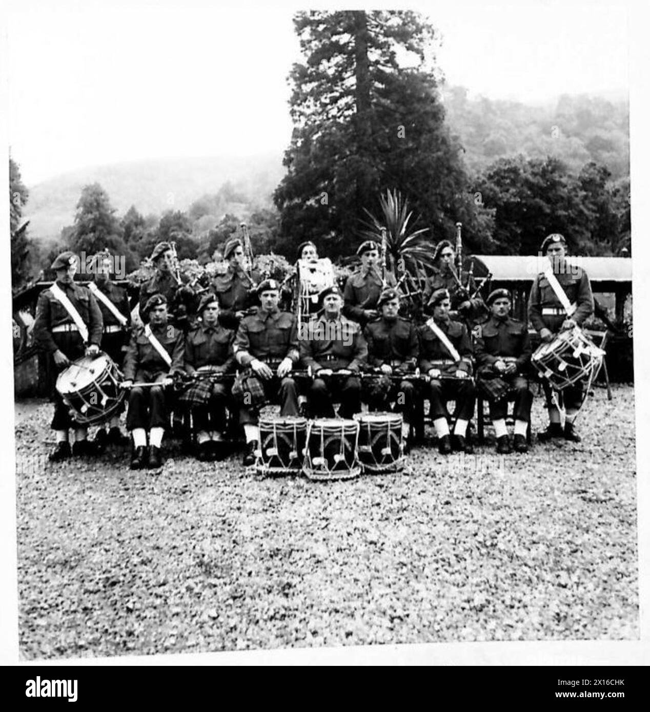 I SOLDATI DEL COMMANDO FRANCESE SI ALLENANO IN Un COMMANDO DEPOT - The Commando Depot Pipe Band - tenente colonnello C. Vaughan, comandante, seduto nel centro dell'esercito britannico Foto Stock