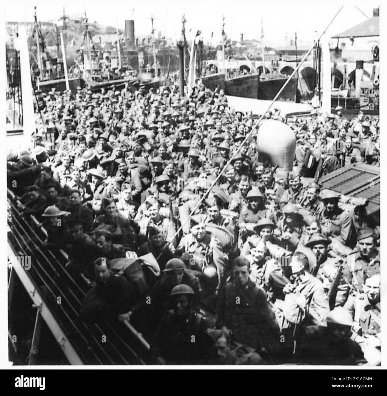 I membri della British Expeditionary Force sono a bordo del trasporto 'Sir John Hawkins' prima di sbarcare a Plymouth. Foto Stock