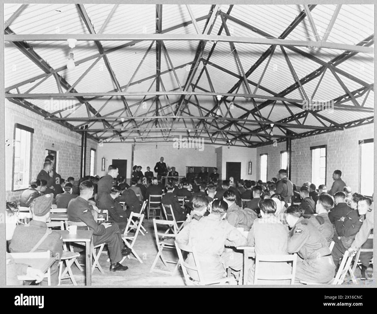 SPENBOROUGH PRESENTA LA CAPANNA Y.M.C.A. ALLA STAZIONE R.A.F. - 10646. Picture (pubblicato nel 1943) mostra - la capanna Y.M.C.A. durante la cerimonia di apertura della Royal Air Force Foto Stock