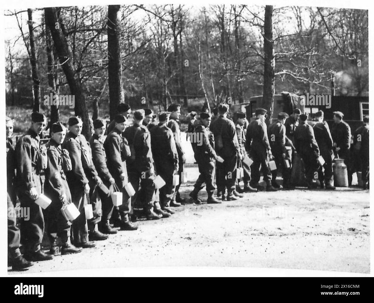 Le truppe canadesi in Inghilterra sono servite razioni di metà giornata durante le esercitazioni di addestramento dell'esercito britannico. Foto Stock