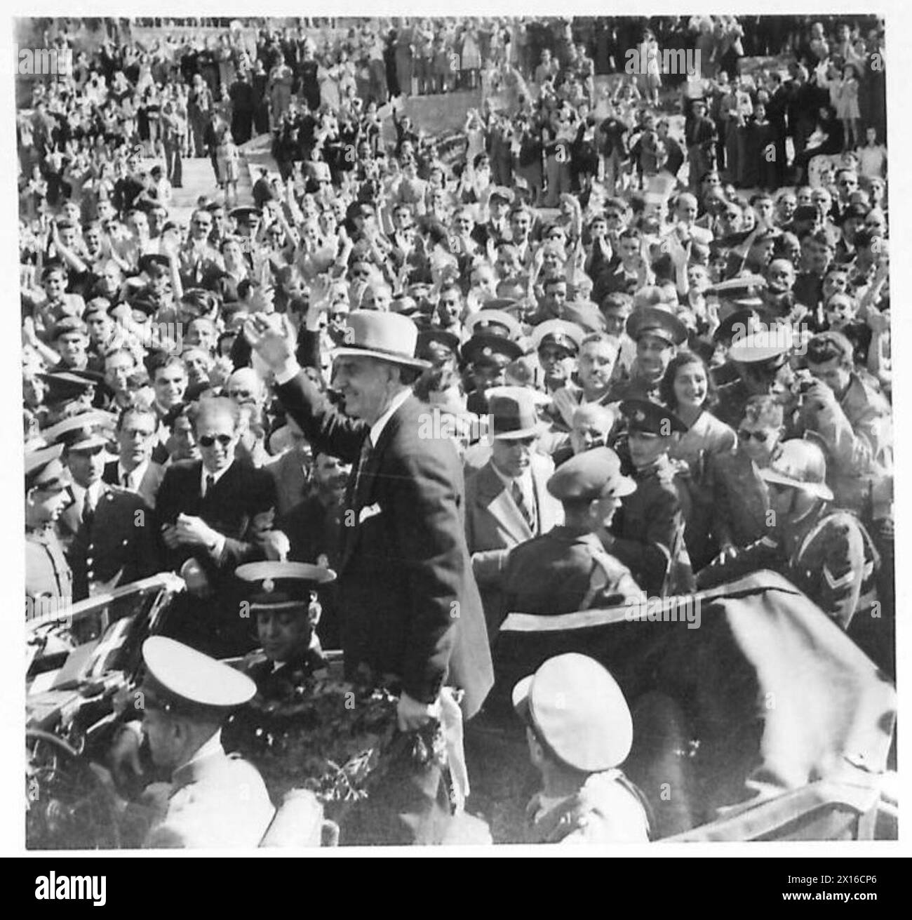 M. Papandreou è visto sventolare davanti a una folla dalla sua auto vicino all'Acropoli mentre il nuovo governo entra in Grecia, documentato da osservatori dell'esercito britannico. Foto Stock