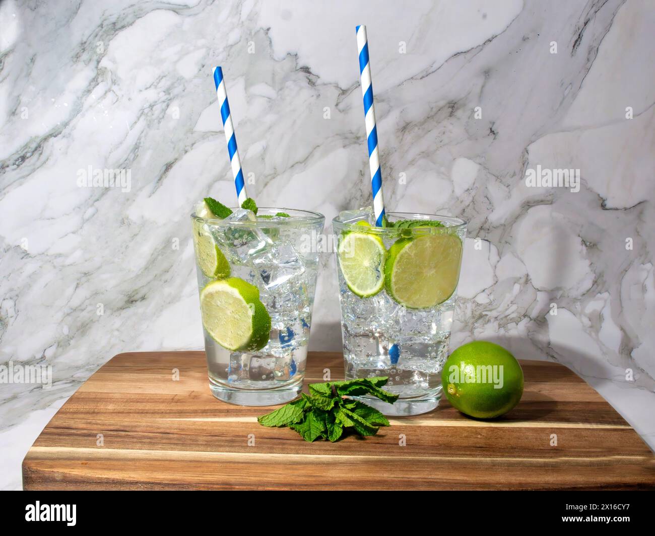 Mojito vergine sano e facile con acqua soda guarnita con più spicchi di menta e lime. Foto Stock