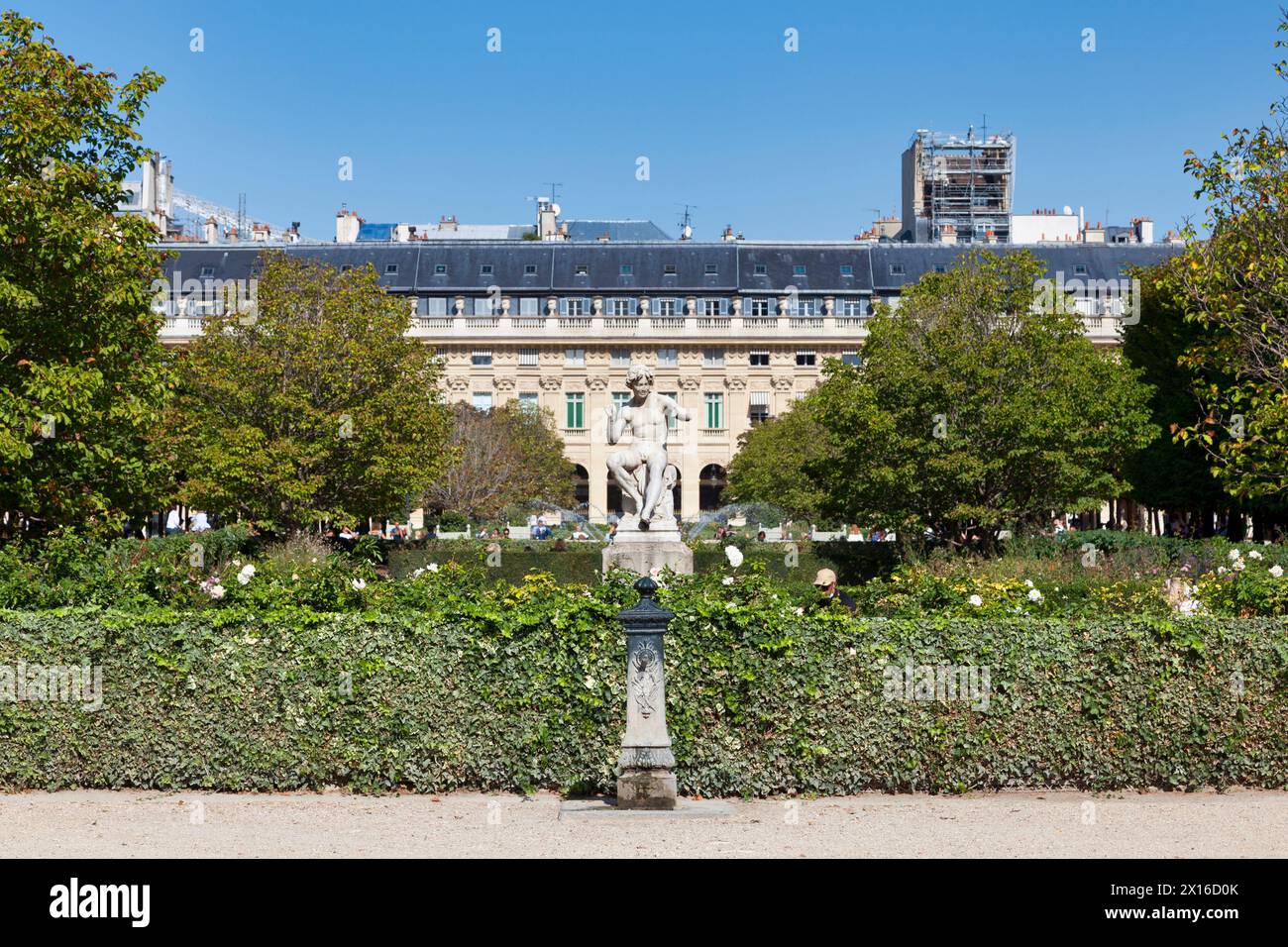 Parigi, Francia - 21 settembre 2020: La statua chiamata "l'incantatore di serpenti" realizzata dallo scultore Martial Adolphe Thabard fu installata nel 1875 Foto Stock