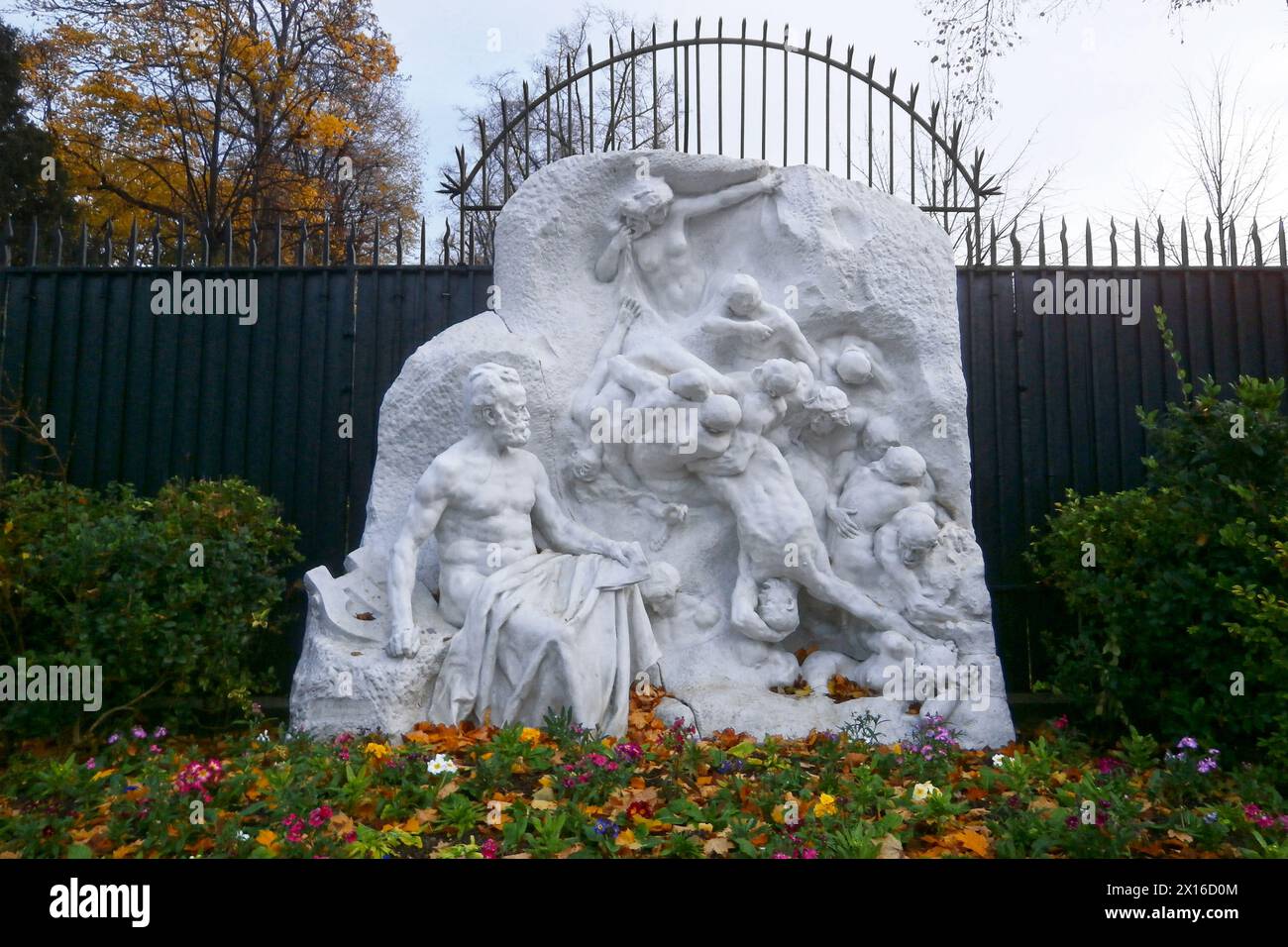 Parigi, Francia - 23 novembre 2017: Statua in marmo intitolata "la visione del poeta". Questa statua che rappresenta Victor Hugo è stata realizzata Foto Stock