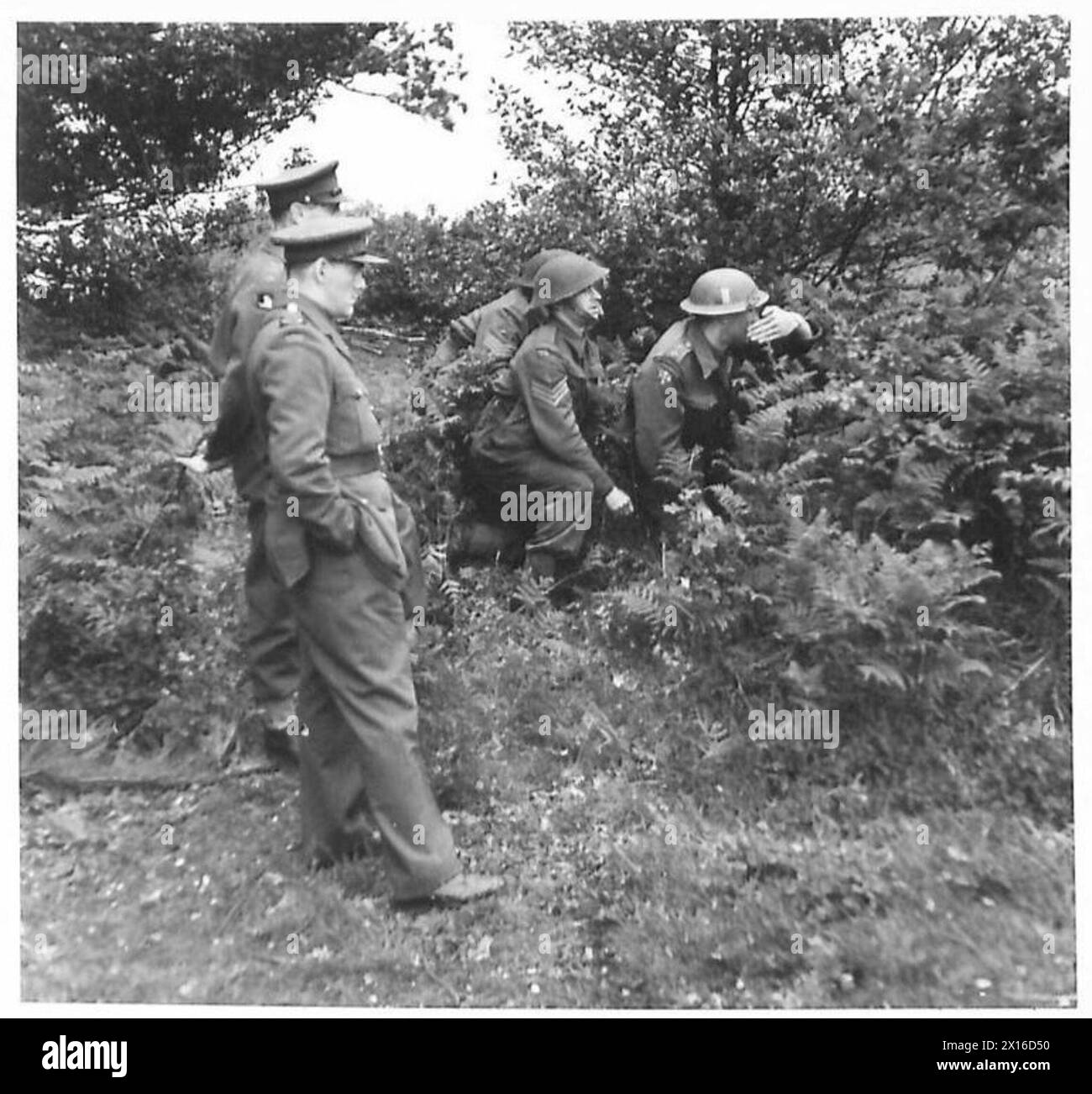 M. Boderenkov, corrispondente di guerra russo, osserva le truppe dell'esercito britannico che conducono esercitazioni ed esercitazioni. Foto Stock