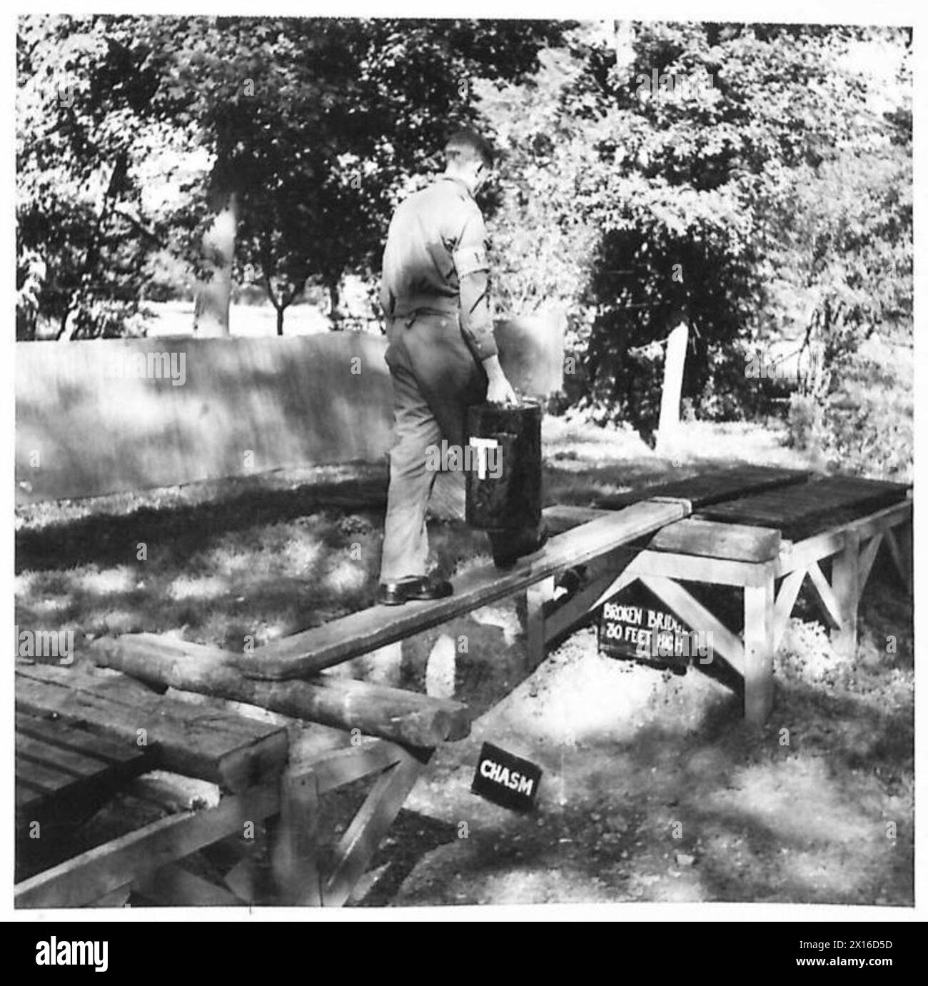 Un ostacolo individuale al No. 14 WOSB a Garston vicino a Watford presenta un ponte rotto su un abisso di 30 pollici, documentato passo dopo passo. Foto Stock