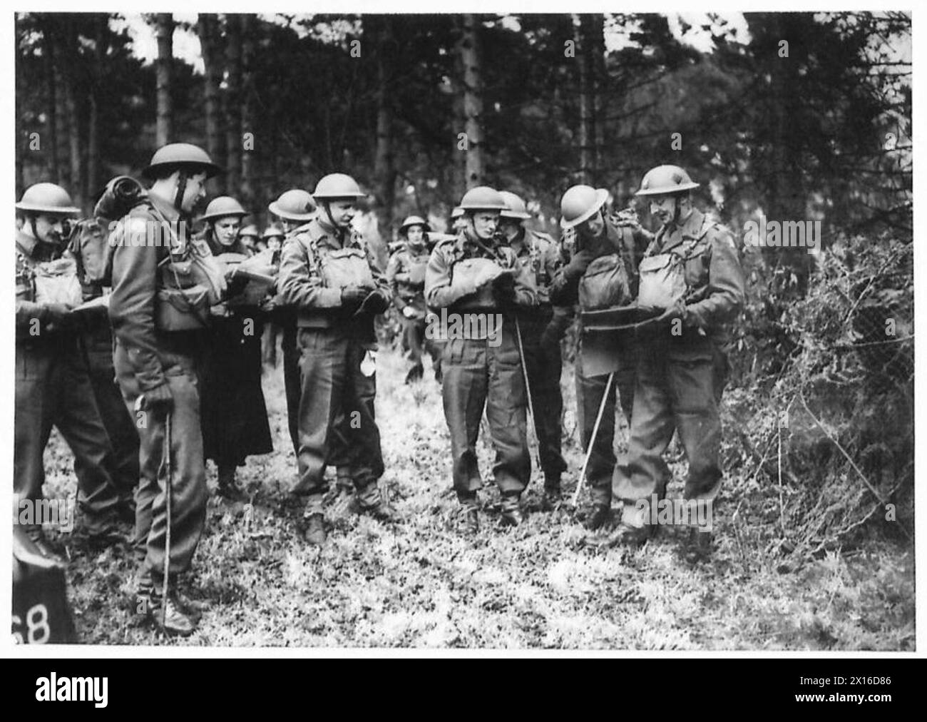 Il comandante e gli ufficiali esaminano i tempi di trasporto per spostare le loro aziende utilizzando veicoli moderni. Foto Stock