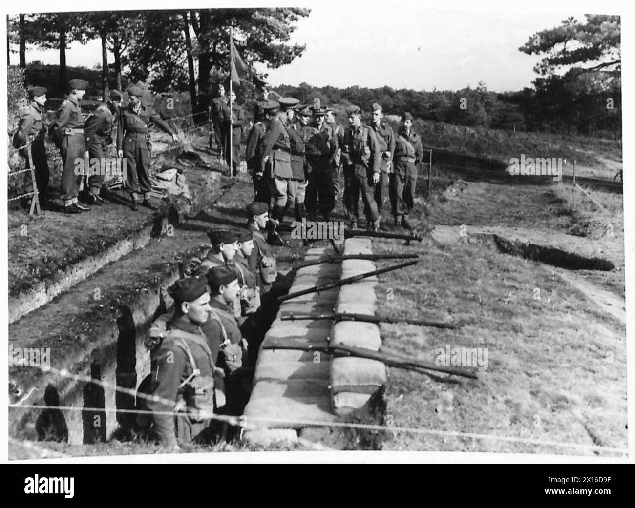 Sua Maestà osserva che i soldati sono istruiti sul campo di tiro anticarro Foto Stock