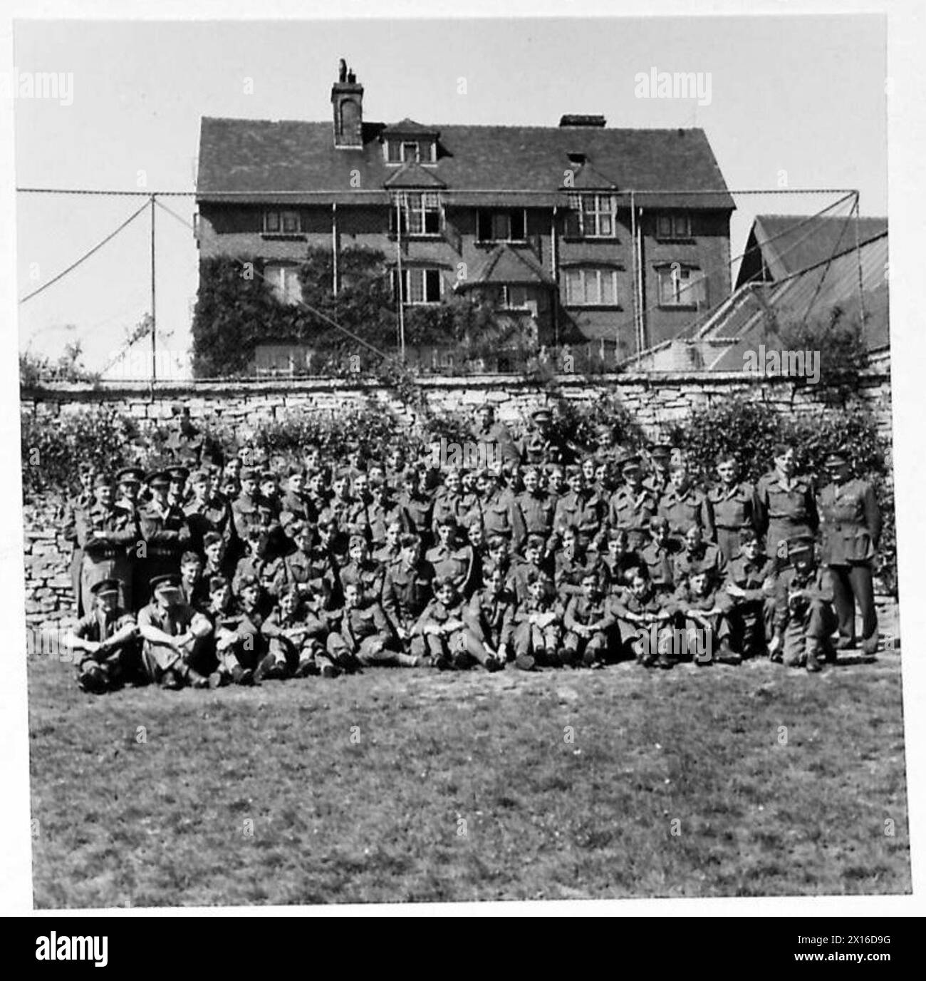 GIOVANI SOLDATI IN ALLENAMENTO - i ragazzi del Dorset Junior Training Corps e della Army Cadet Force si mettono in posa per una foto di gruppo. Anche l'ufficiale Command Battle School e il colonnello Sir Edwin le-Breton appaiono nella foto British Army Foto Stock