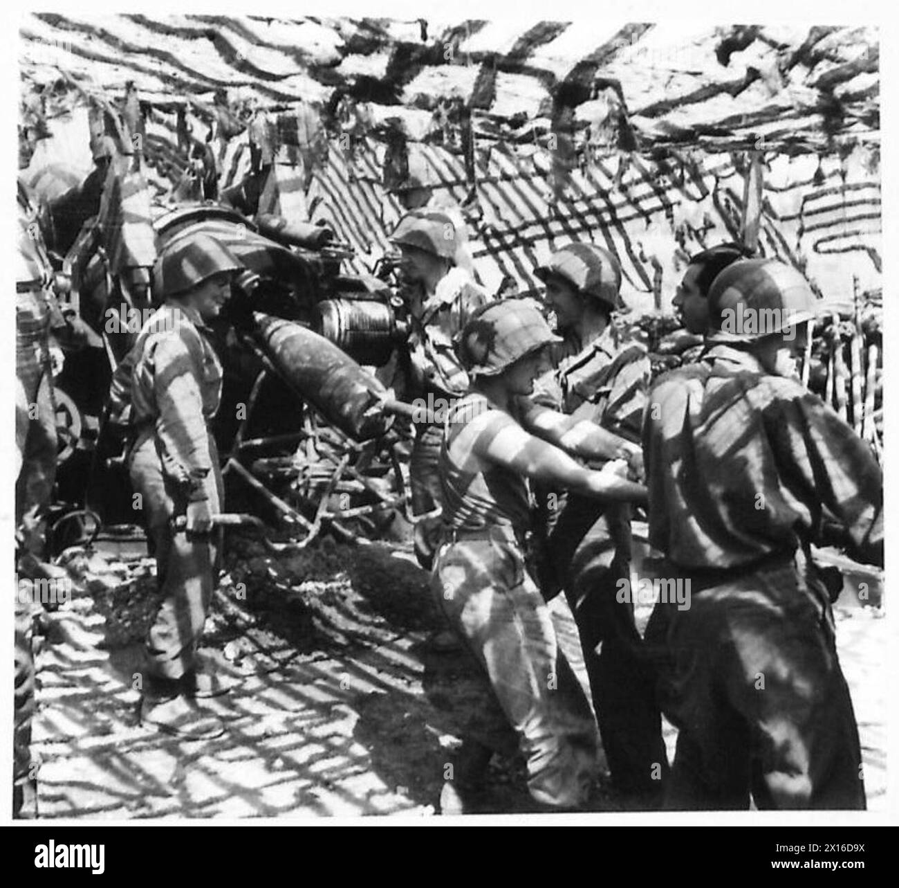 Un cannone di artiglieria da 230 mm di un reggimento da campo americano viene caricato durante uno sbarramento sulla linea Gustav in Italia. Foto Stock