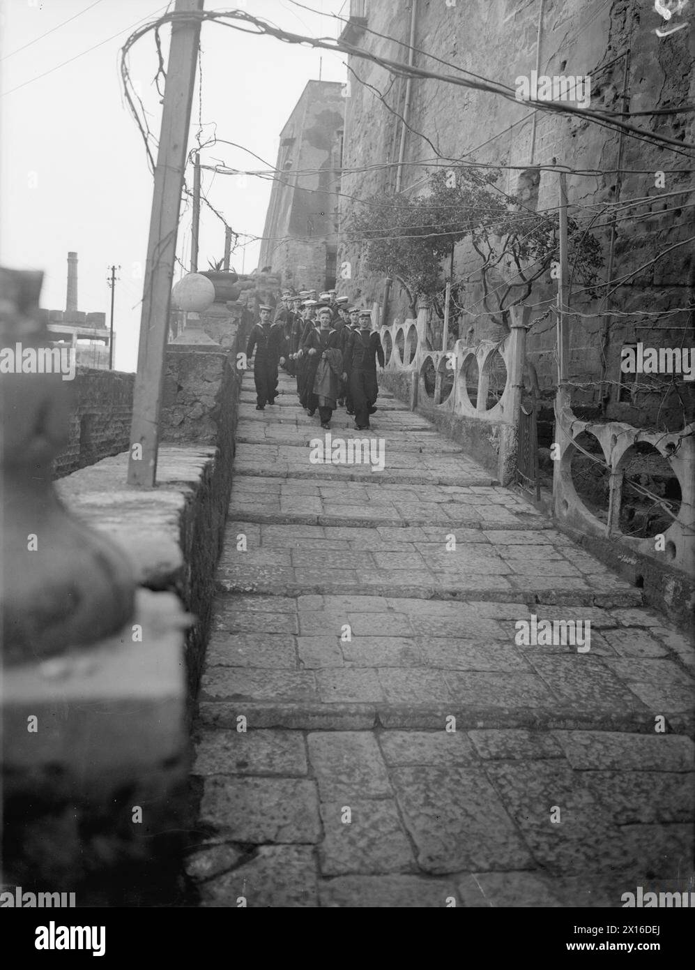 Tra il 12 e il 16 febbraio 1944, il forte di Castell dell'Ovo a Napoli servì come caserma temporanea per i marinai britannici, precedentemente una roccaforte nemica prima della capitolazione dell'Italia, con il personale che sbarcava attraverso la rampa di accesso principale. Foto Stock