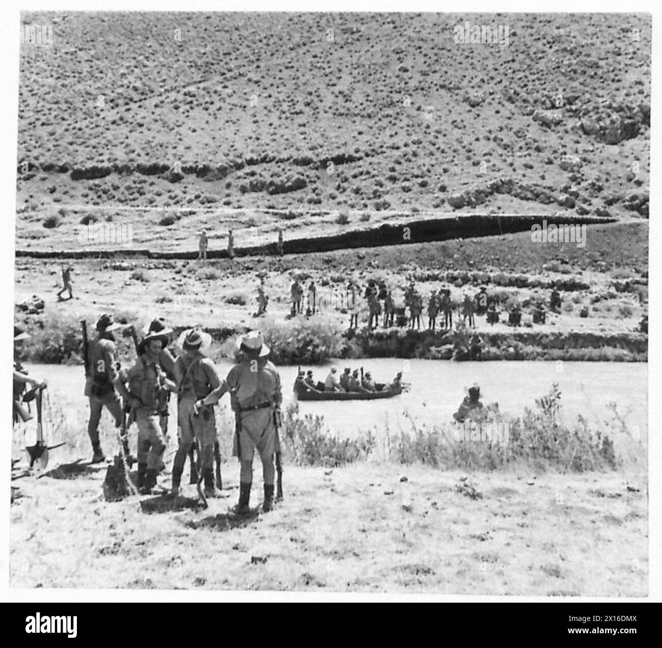 Le truppe imperiali attraversano il fiume Litani in piccole imbarcazioni durante l'avanzata britannica in Siria. Foto Stock