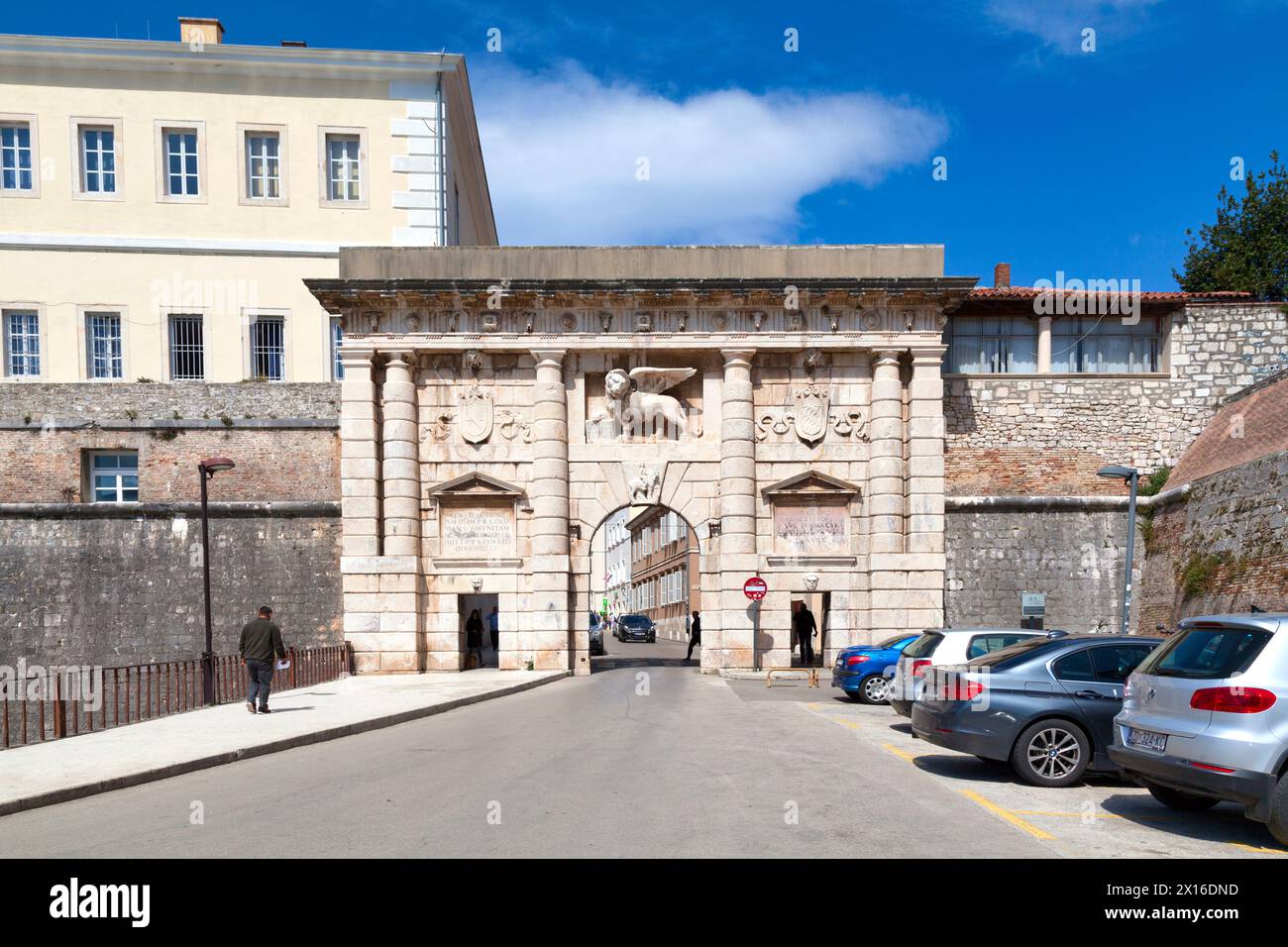 Zara, Croazia - 15 aprile 2019: La "Kopnena vrata" (porta verso terra) con il Leone di San Marco, simbolo della Repubblica di Venezia, sopra di essa Foto Stock