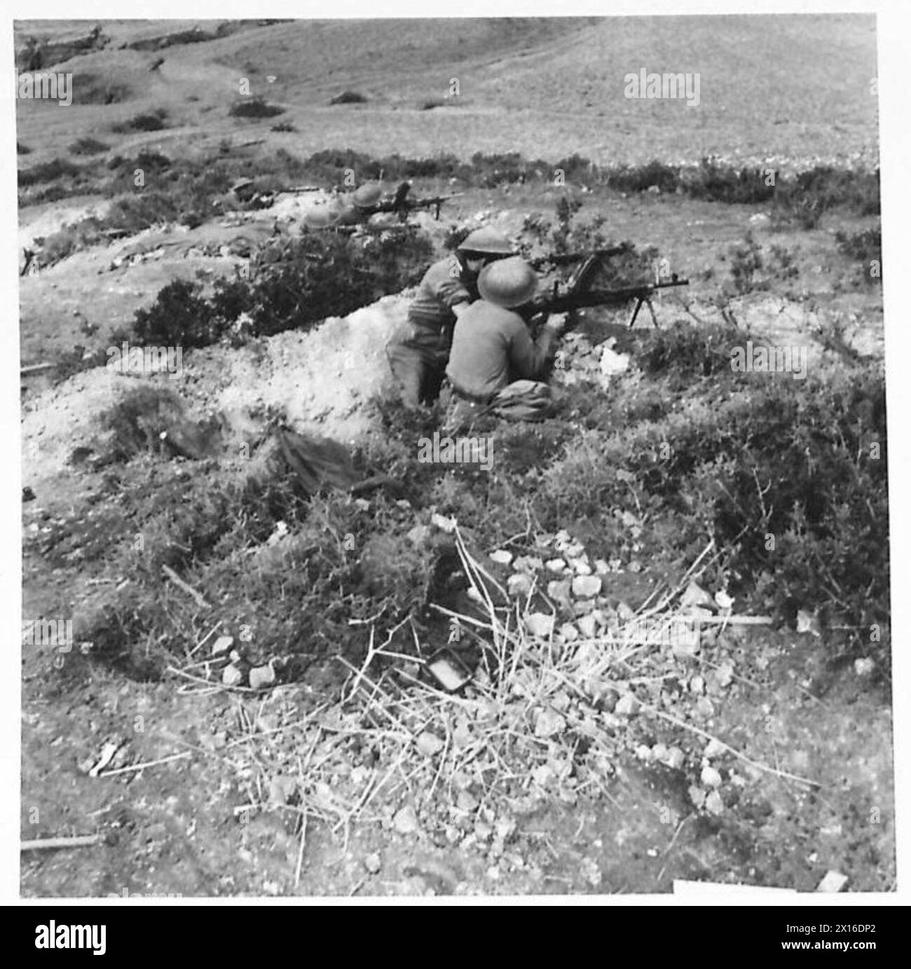 I Bren Gunners del Royal West Kent Regiment detennero una posizione sulle colline vicino a Mateur durante la campagna di Tunisia, novembre 1942–maggio 1943, sotto la supervisione della prima Armata britannica. Foto Stock