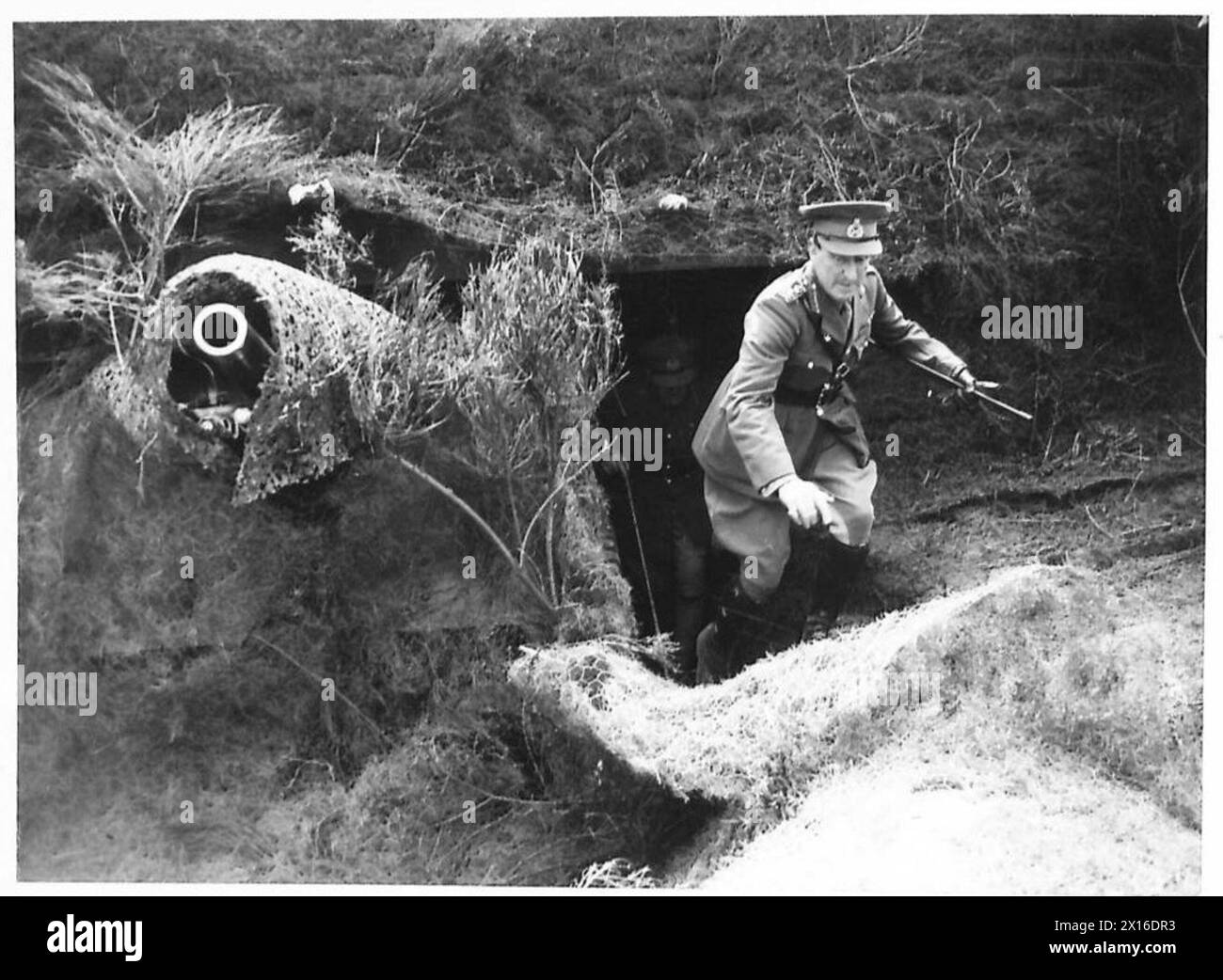 Il C-in-C delle forze domestiche lascia una postazione di armi mimetizzate dopo l'ispezione nell'Eastern Command. Foto Stock