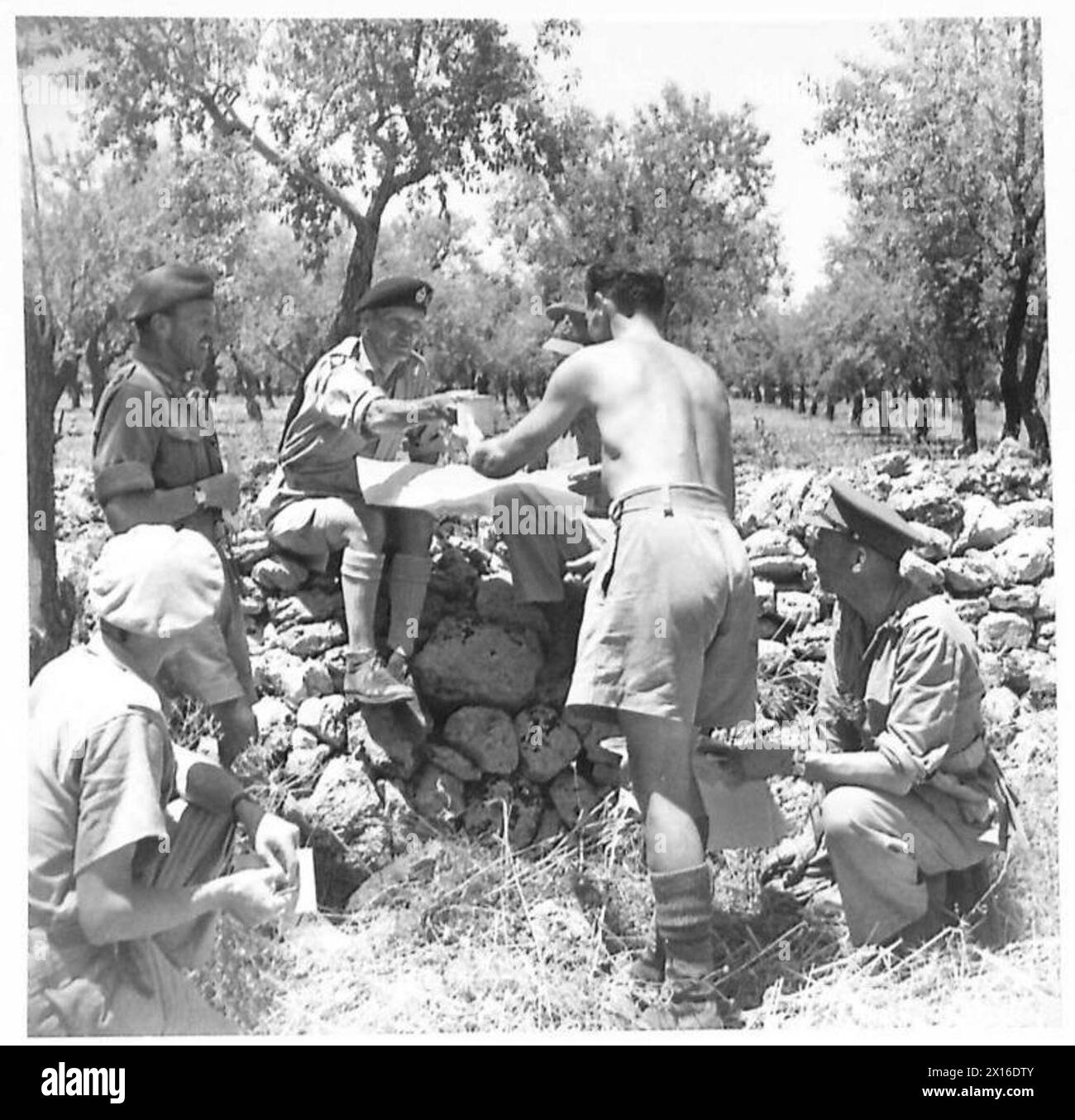 Durante l'invasione della Sicilia, le truppe britanniche fermano brevemente una conferenza per servire e bere il tè, riflettendo brevi pause durante le operazioni militari. Foto Stock